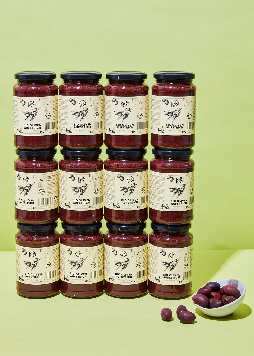 eine Reihe von Gläsern mit der Aufschrift bio-oliven aufstrich