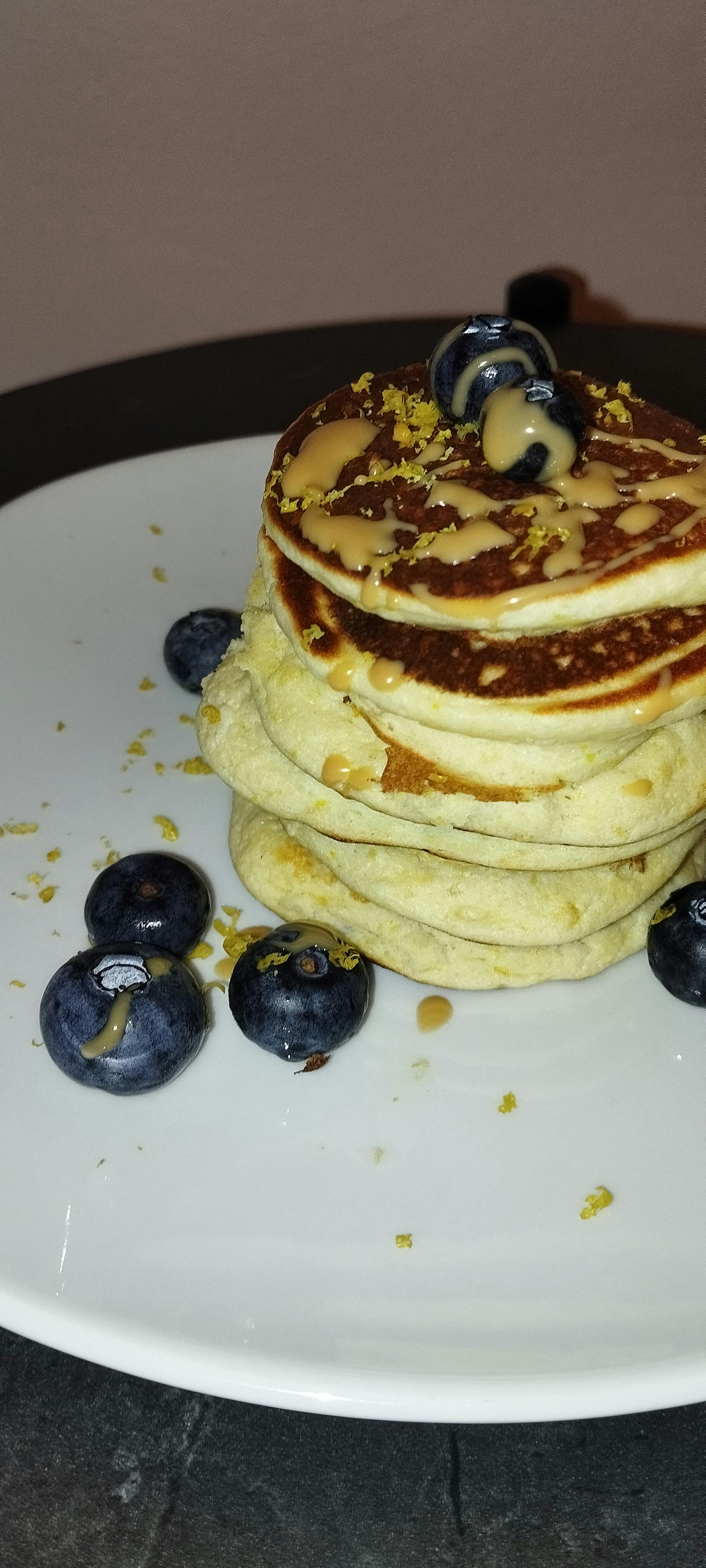 ein Stapel Pfannkuchen mit Erdnussbutter und Blaubeeren