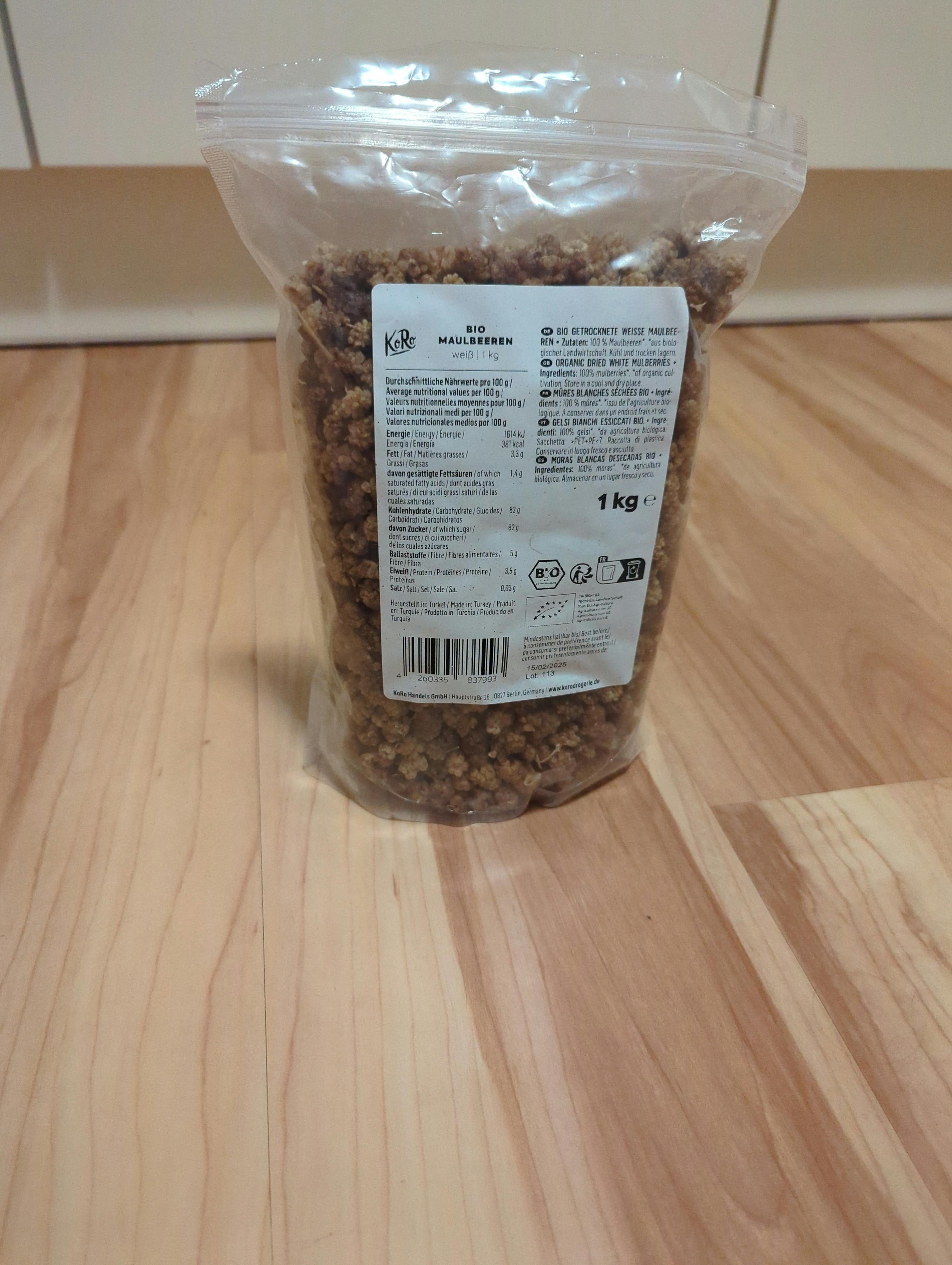 un sacchetto di granola è seduto su un tavolo di legno