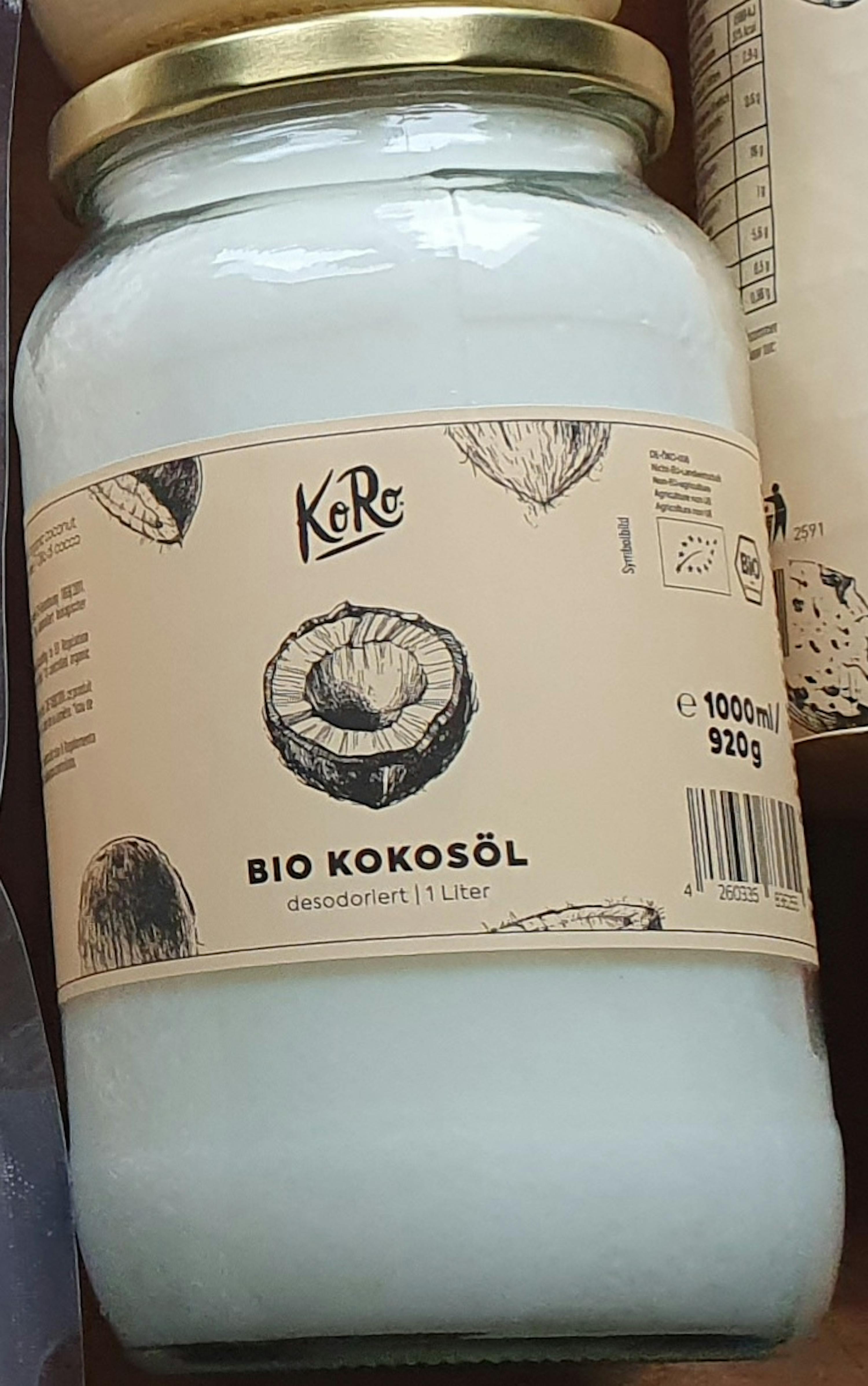 un barattolo di olio di cocco biologico è seduto su un tavolo