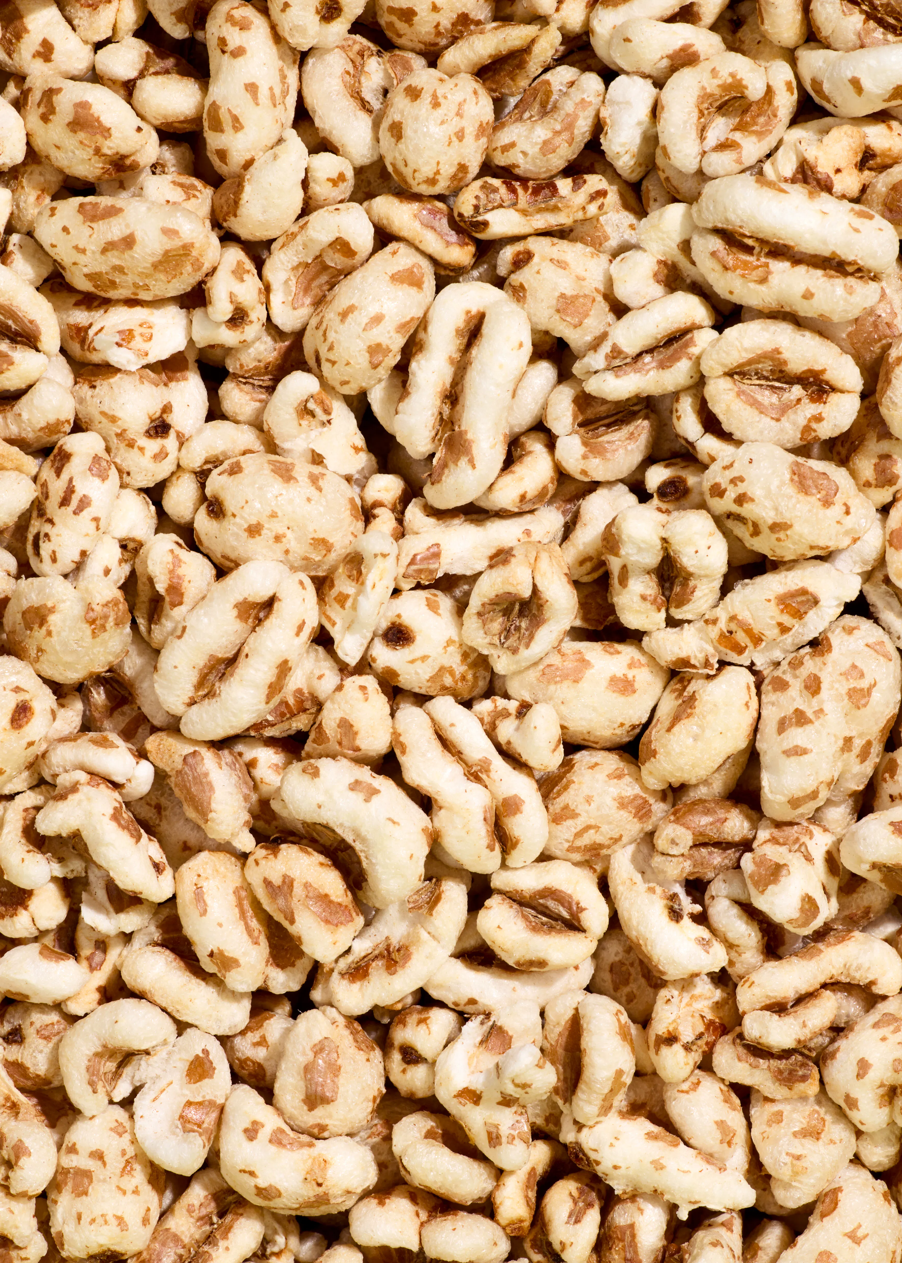 eine Nahaufnahme eines Haufens gerösteter Maisflocken