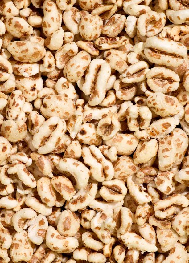 eine Nahaufnahme eines Haufens gerösteter Maisflocken