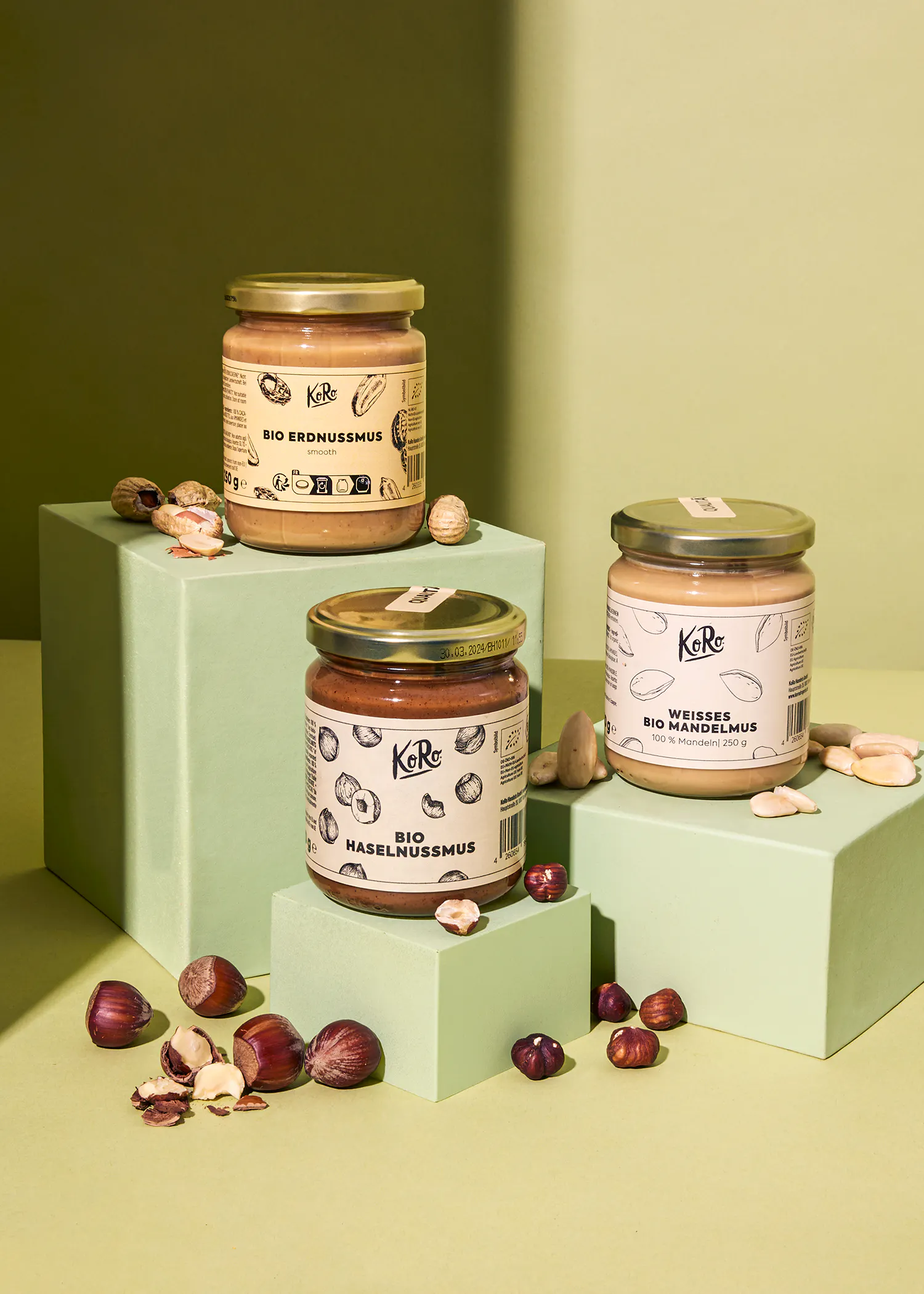 trois bocaux de beurre d' arachide sont posés sur des cubes