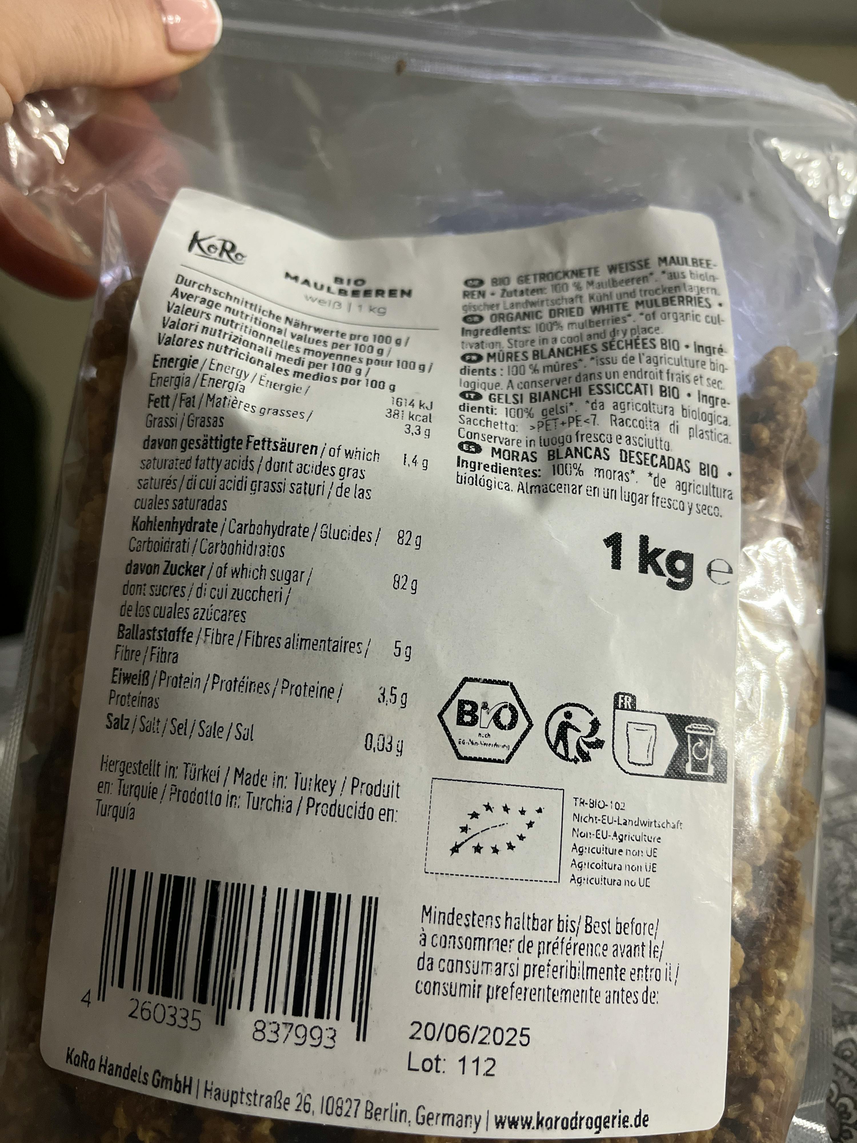 una persona tiene in mano un sacchetto di 1 kg di granola