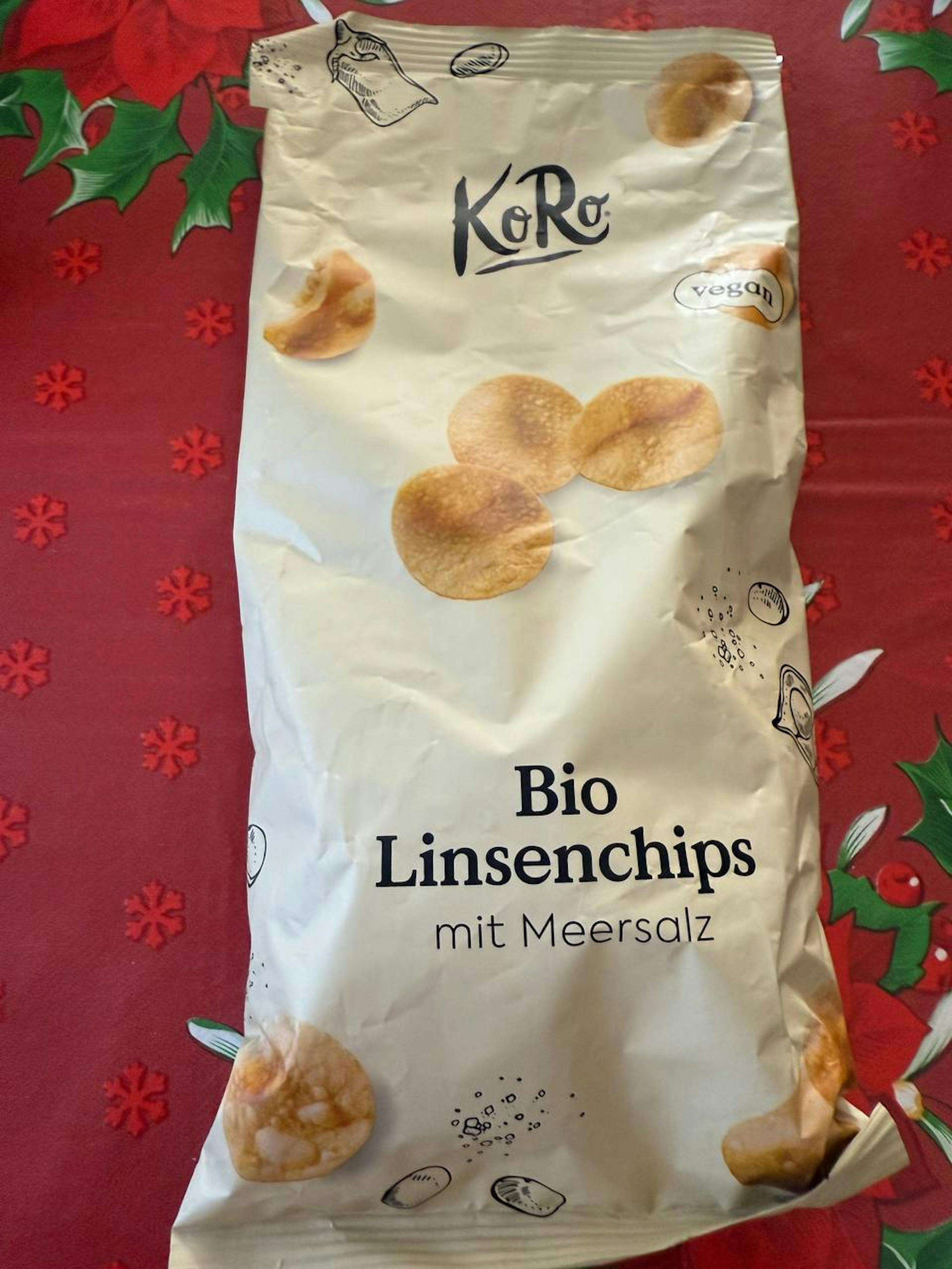 eine Tüte bio Linsenchips mit Meersalz liegt auf einem Tisch