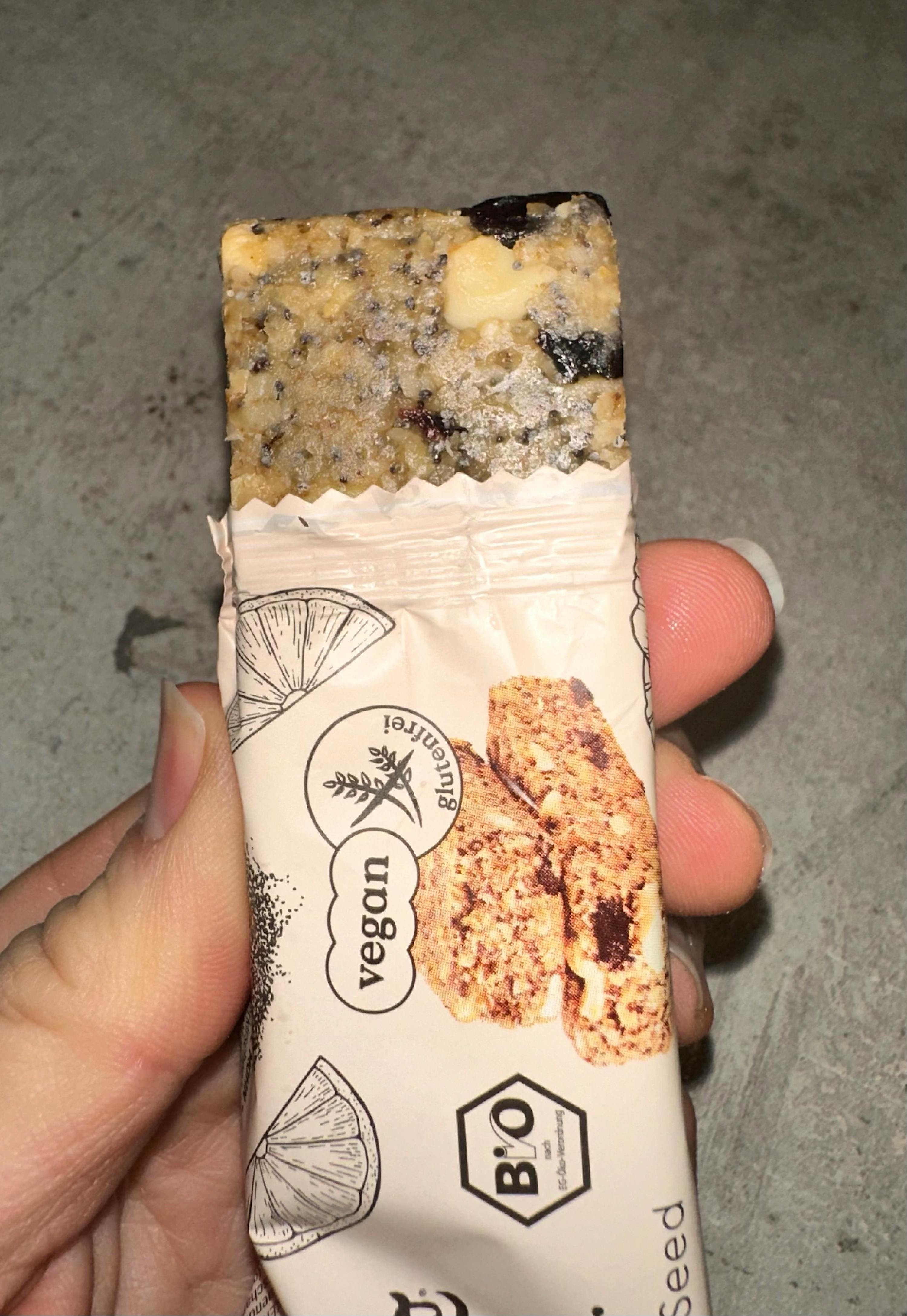 Eine Person hält eine vegane Granola-Bar in der Hand