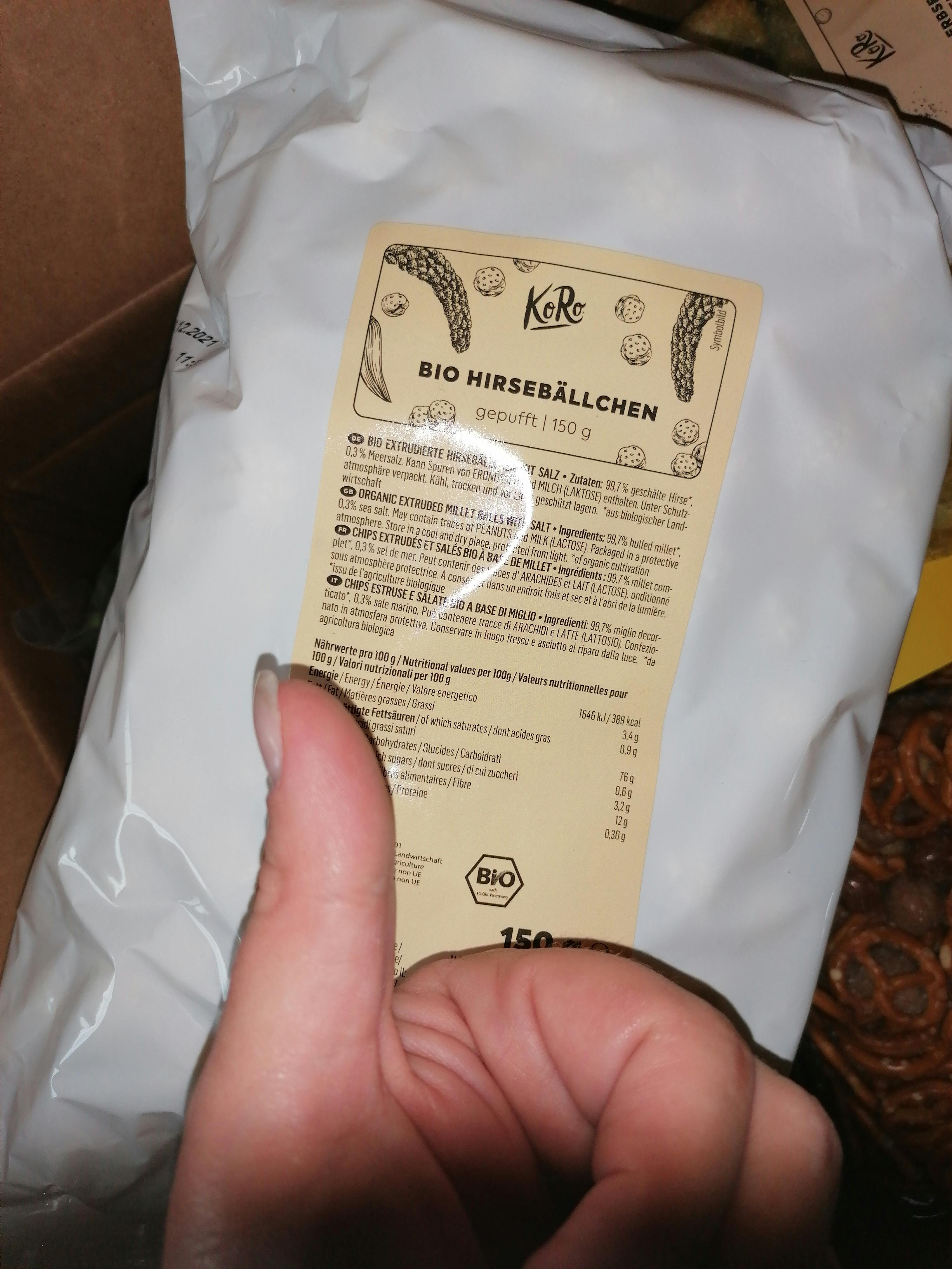 eine Person hält eine Tüte bio hirsebreilichen in der Hand
