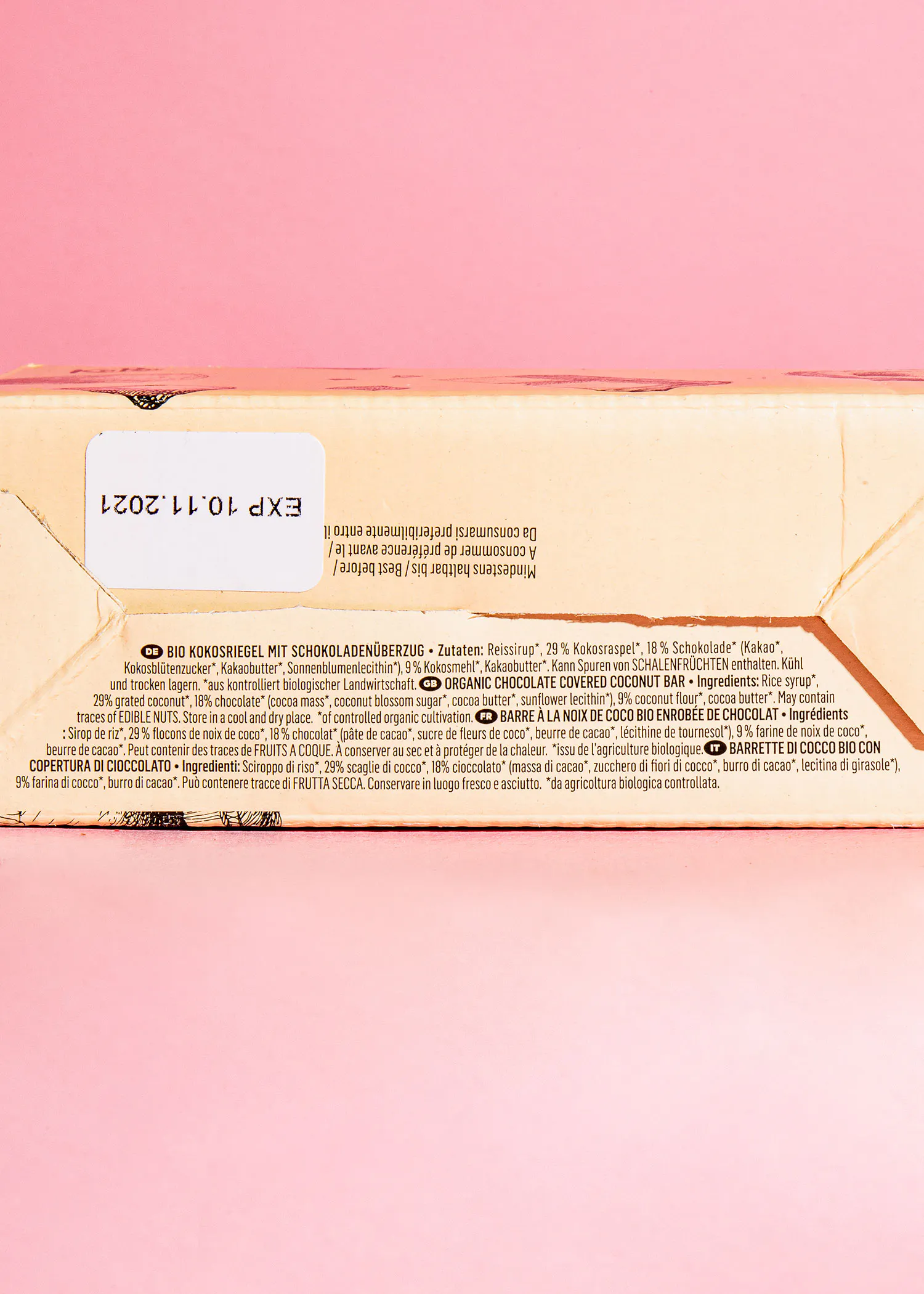 l' arrière d' une boîte de biscuits avec une date expiration de 10 11 2021