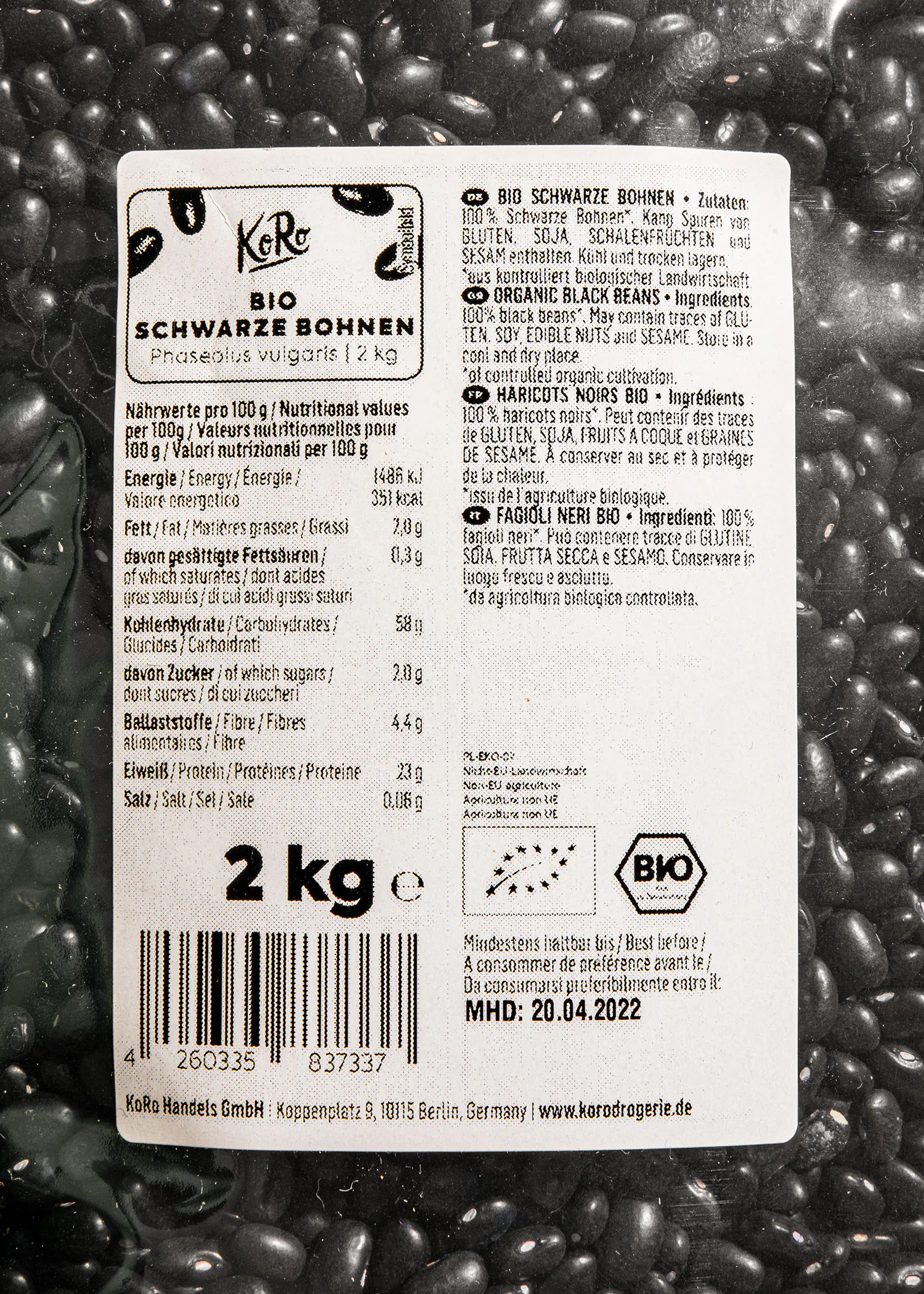 a package of black beans with a label that says 2 kg