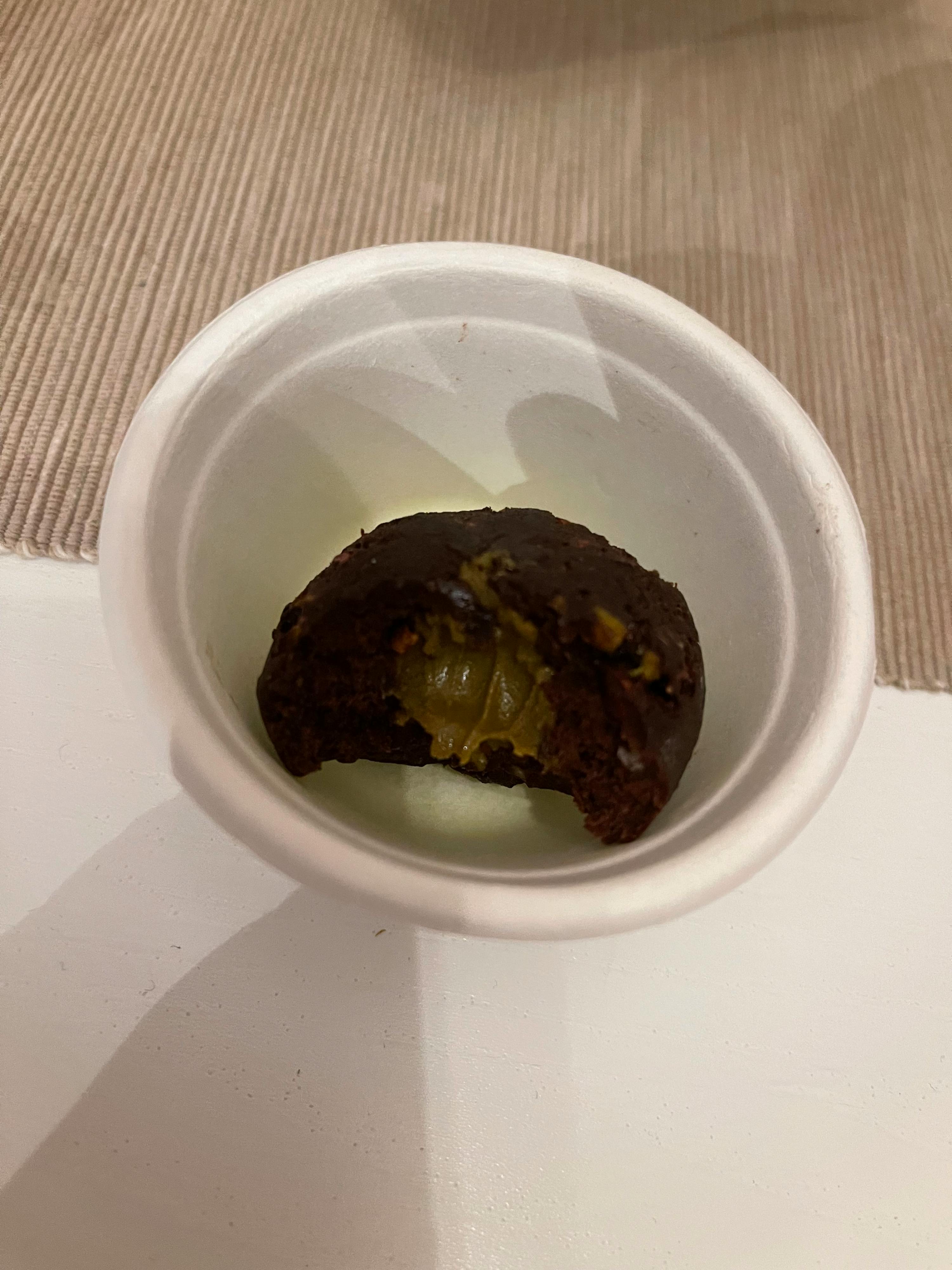 una ciotola bianca con sopra un biscotto al cioccolato