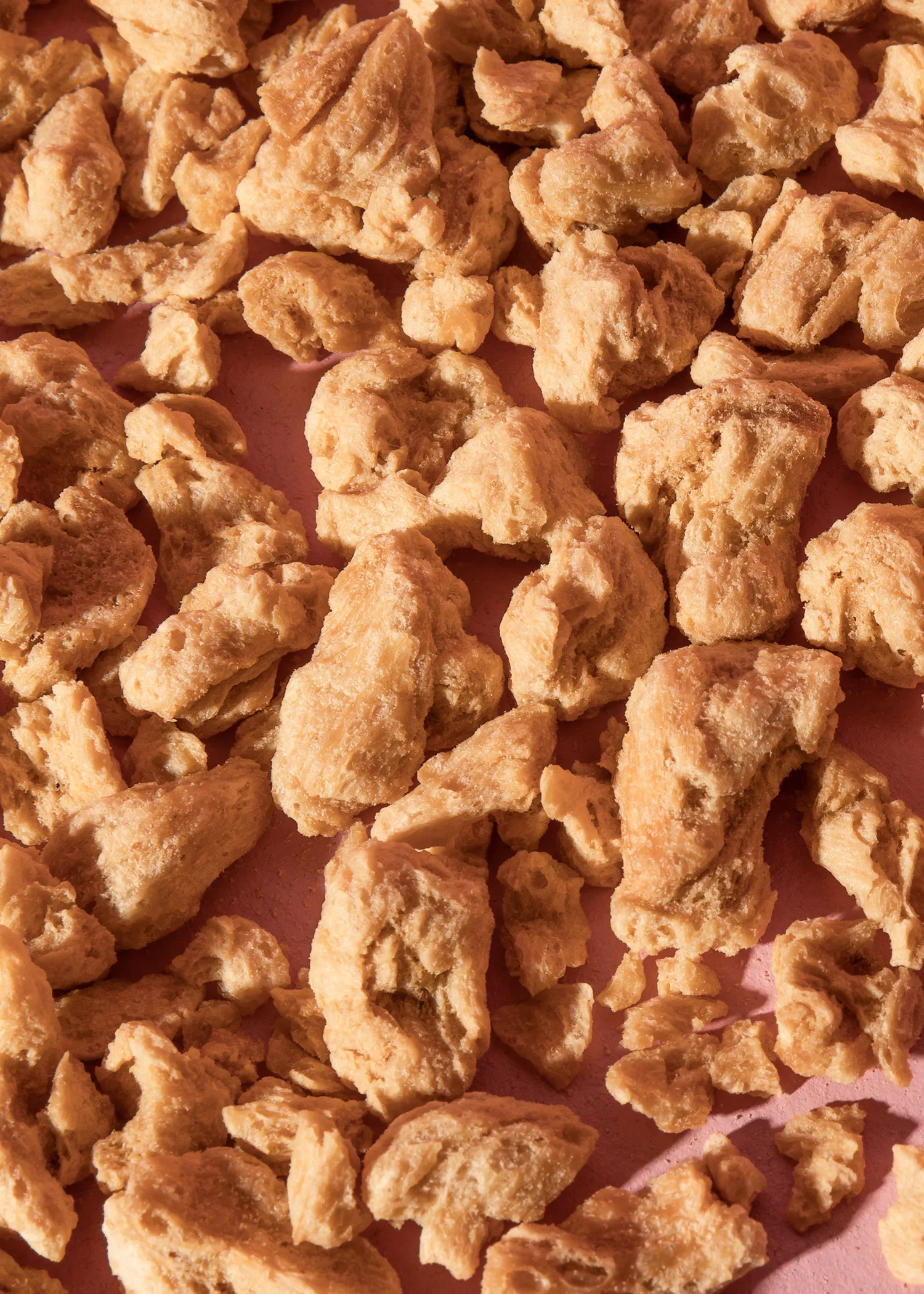 un tas de morceaux de soja sur une surface rose