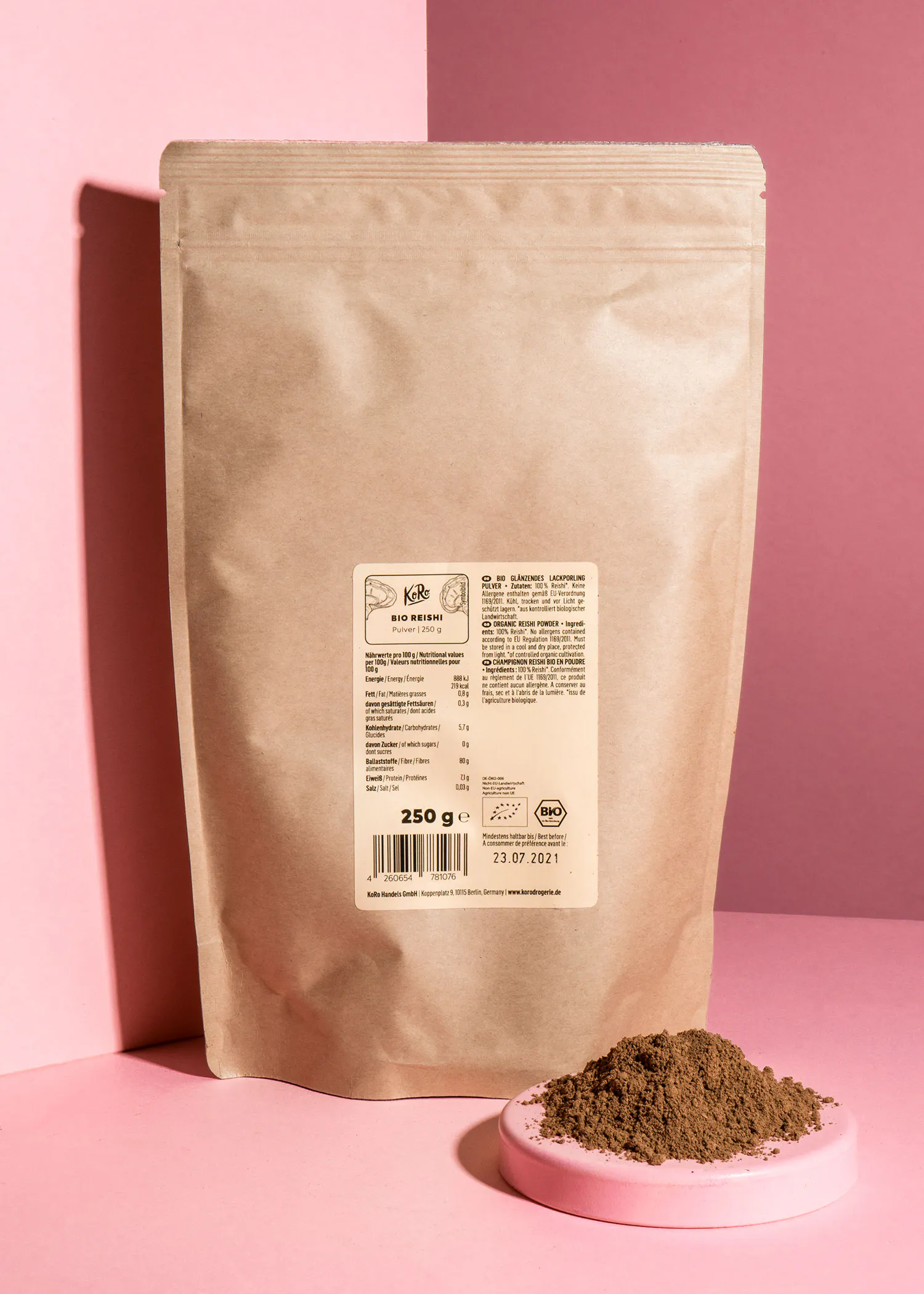 un sac de 250 g est assis sur une table rose