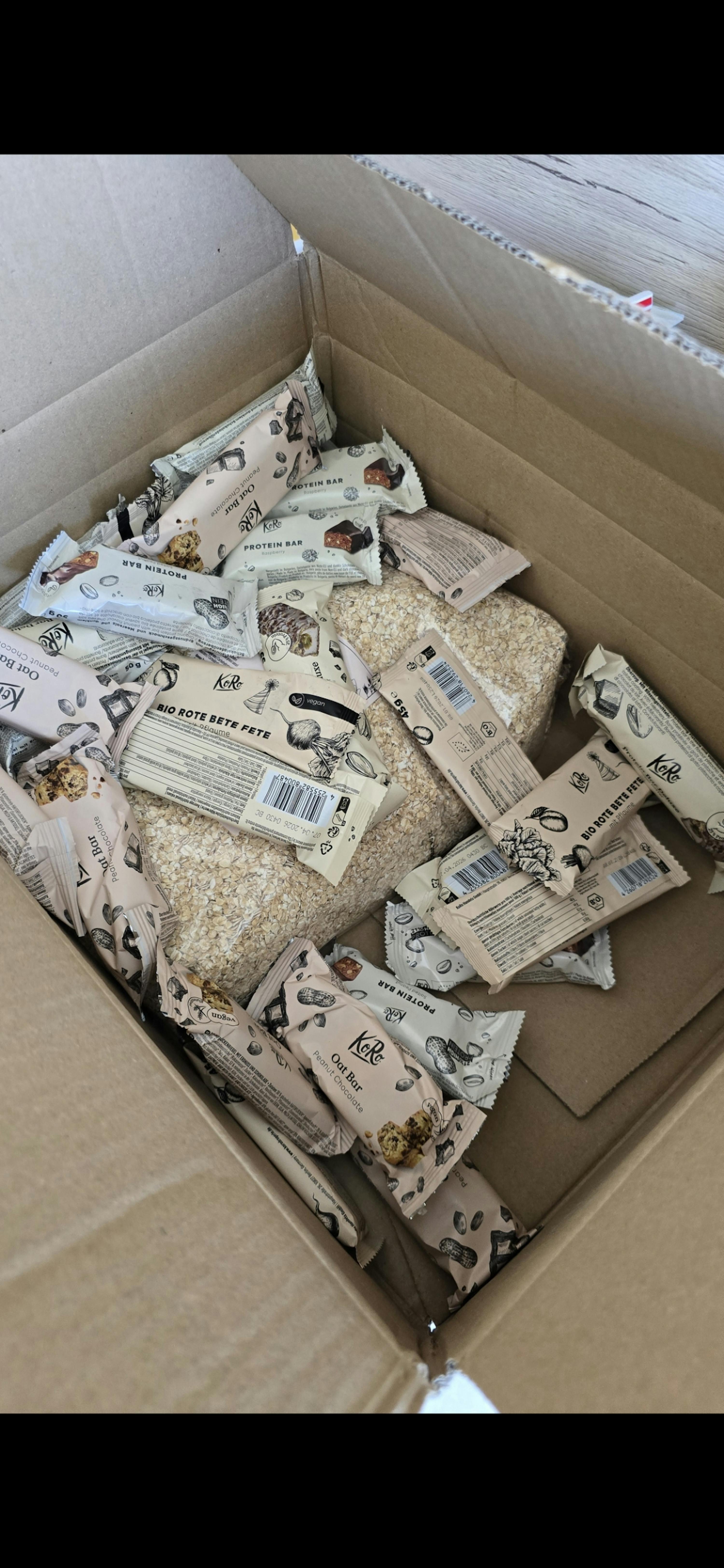 una scatola di cartone piena di barrette proteiche