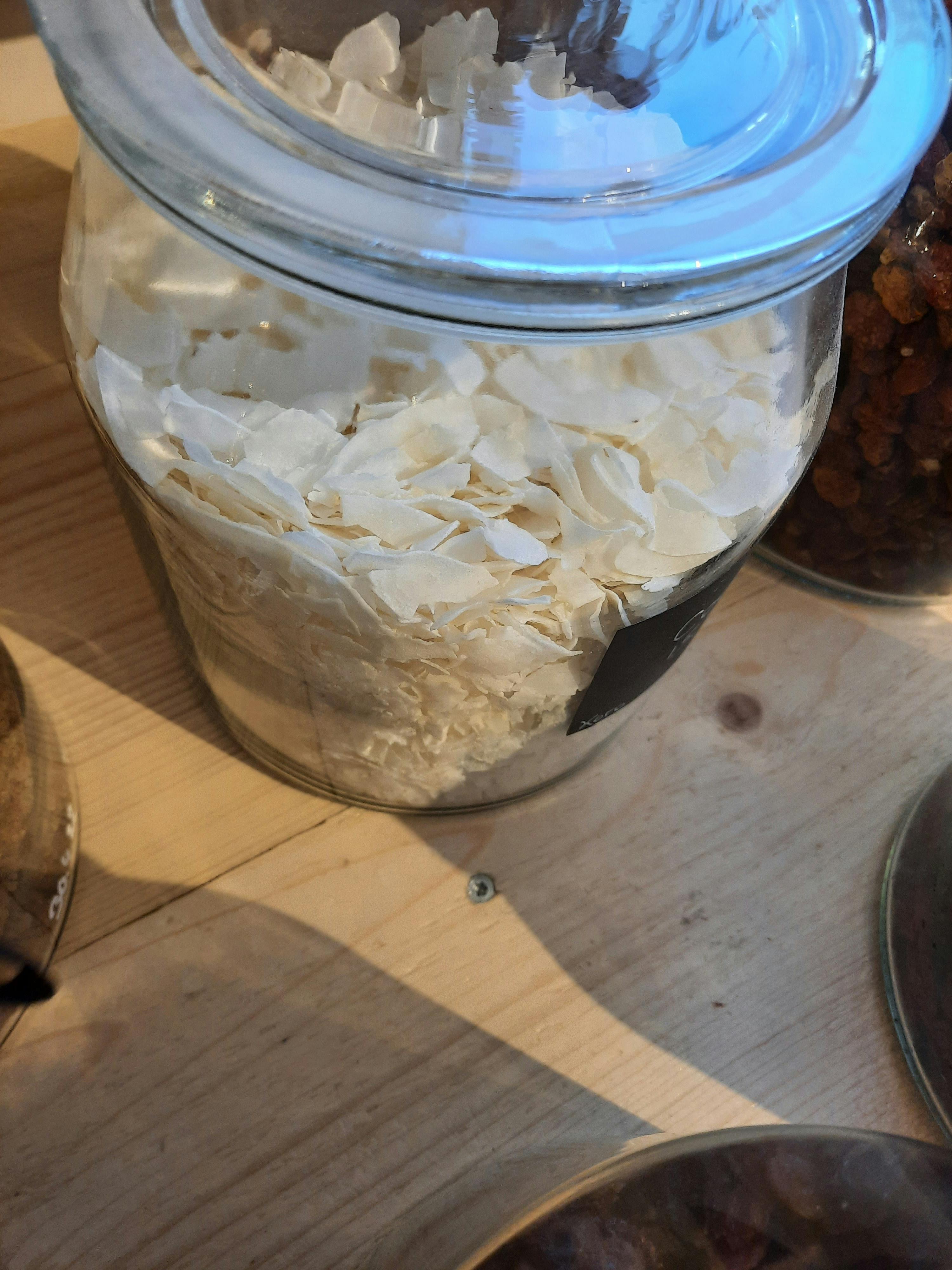 ein Glas mit einer weißen Flüssigkeit in ihm