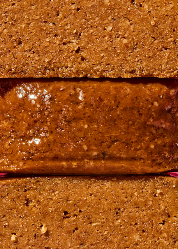 un gros plan d' une barre de céréales au caramel