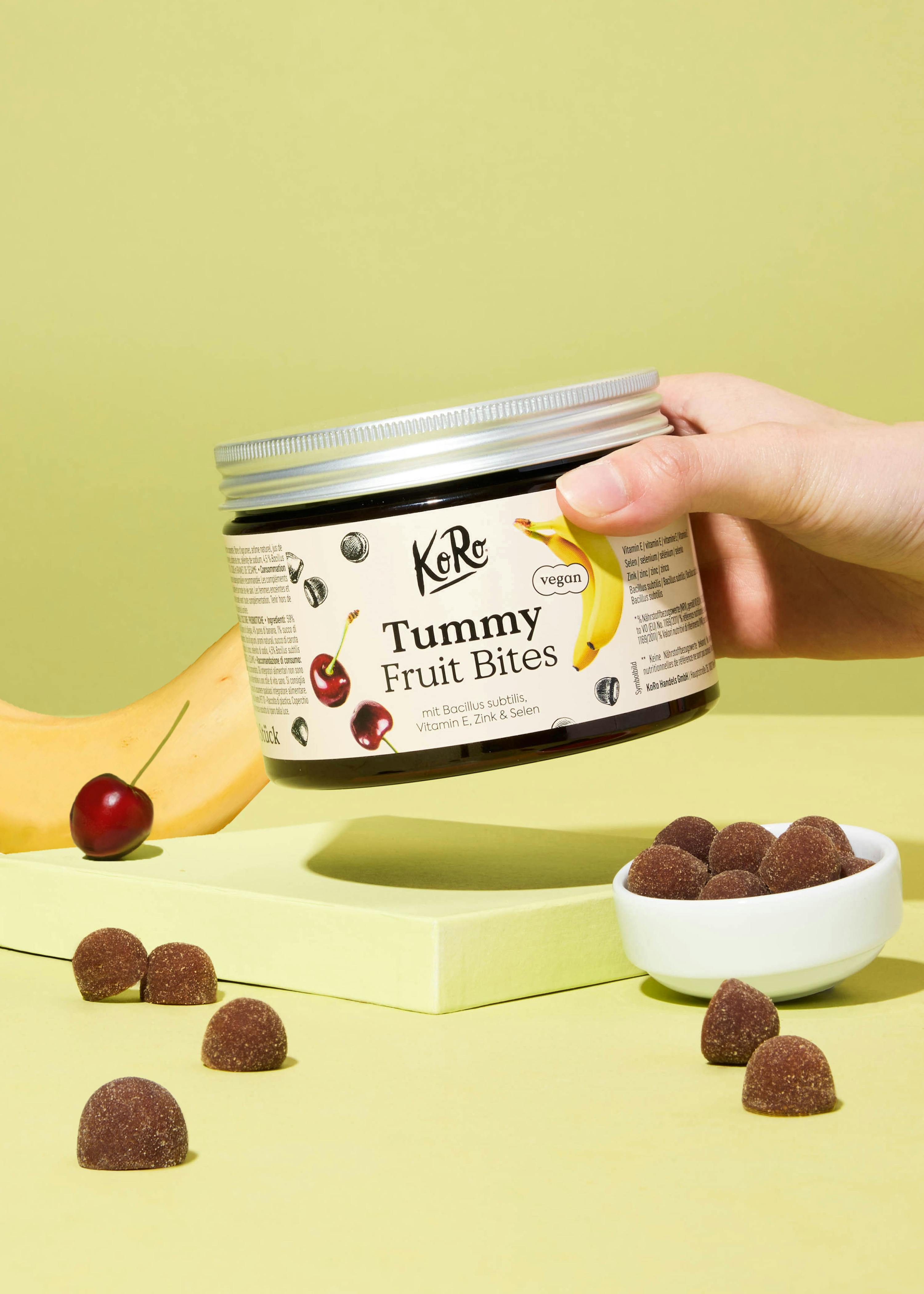 una persona tiene in mano un barattolo di gummy frutti di bosco