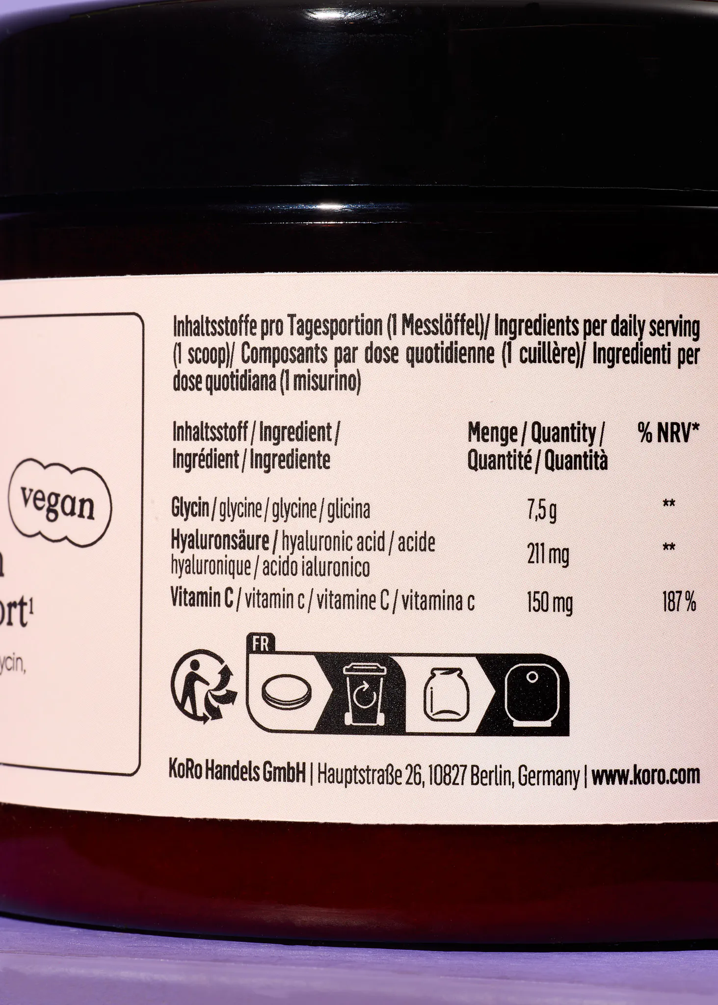 die Rückseite einer schwarzen Flasche mit veganem Inhaltsstoff