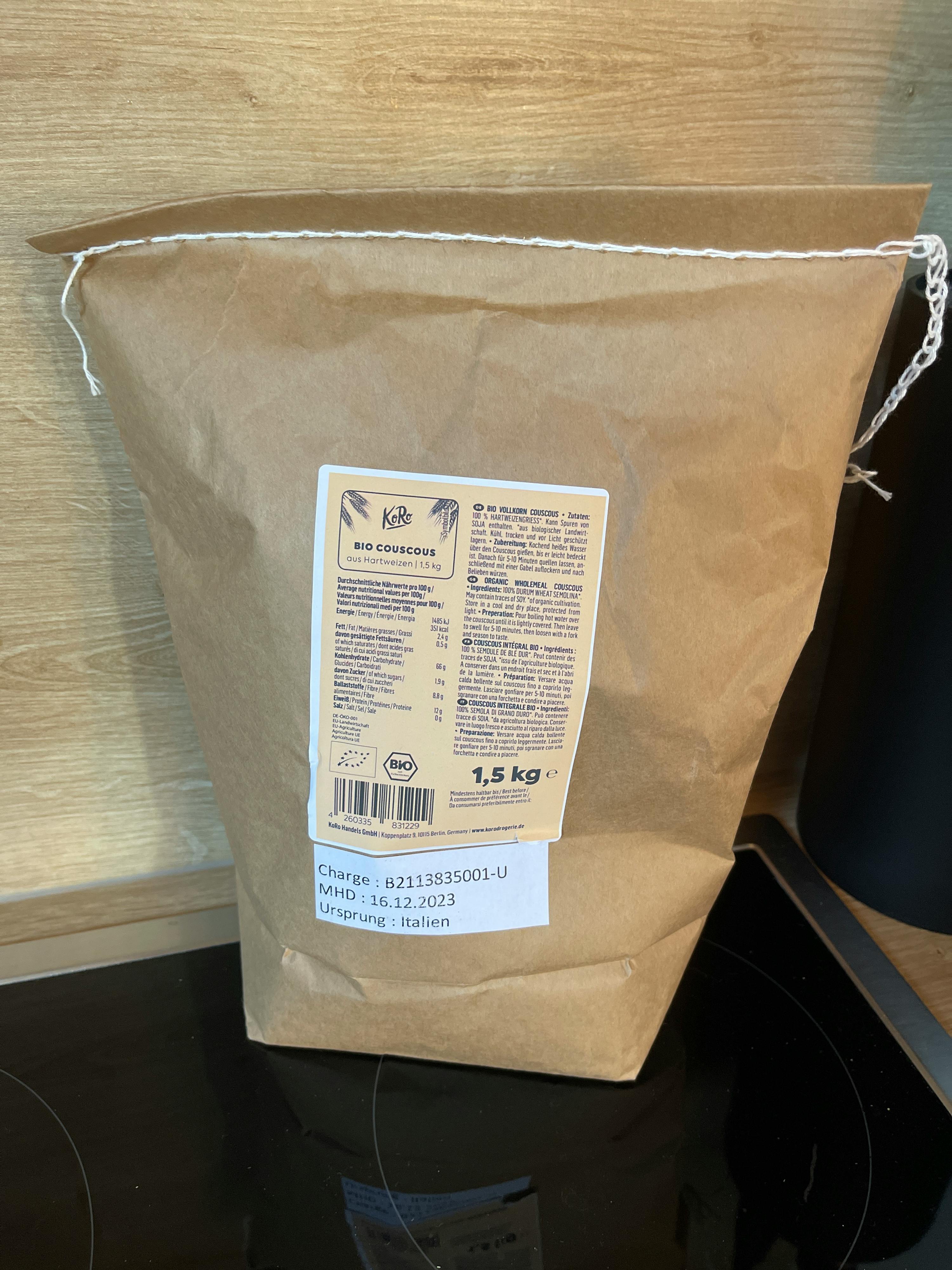 ein brauner Papiersack mit einem weißen Aufkleber auf der Rückseite