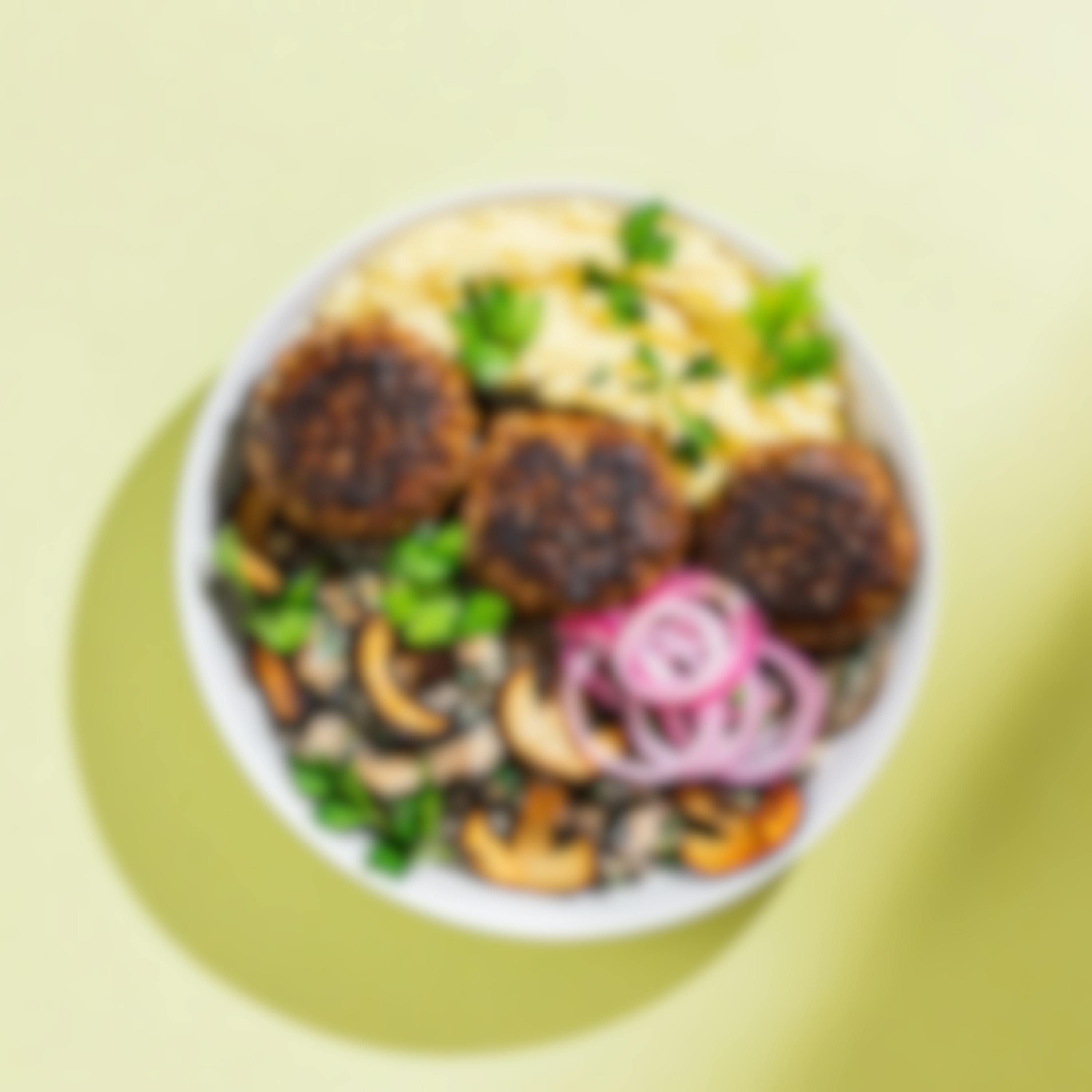 Vegane Frikadellen mit Kartoffelpüree, veganem Pfeffer-Pilzrahm und roten Zwiebeln 