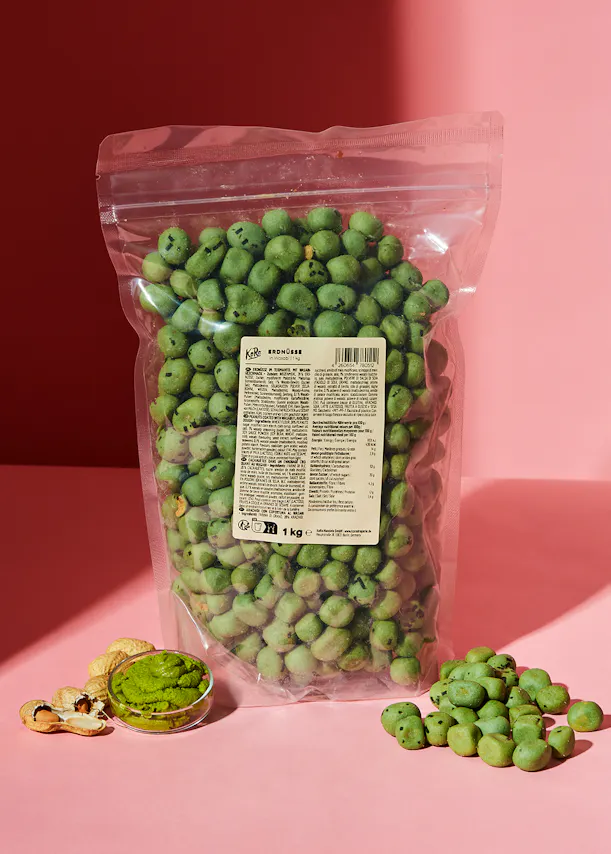 a bag of green peanuts with a label that says ' kromosa ' on it