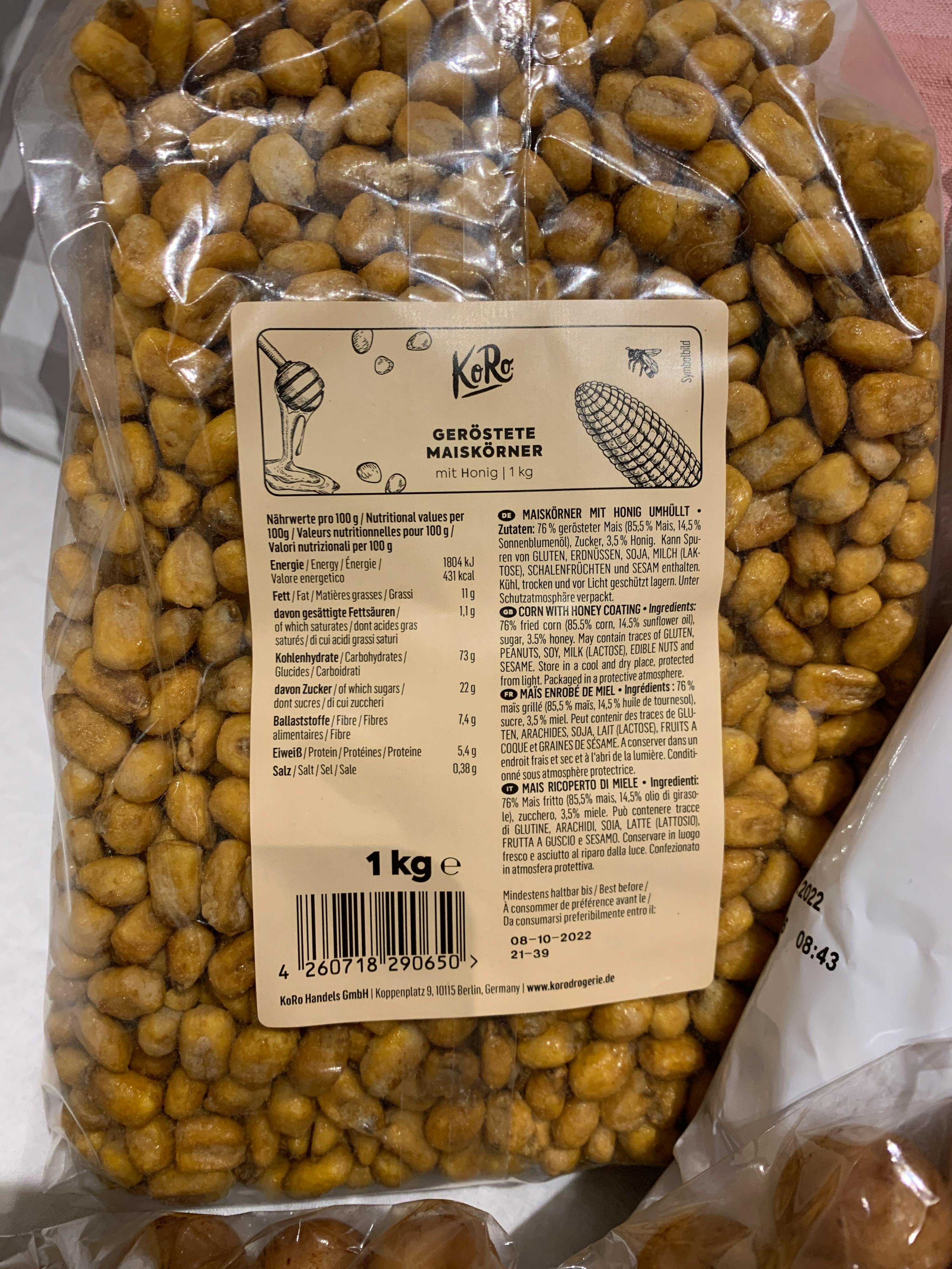 un sacchetto di arachidi con una etichetta che dice 1 kg