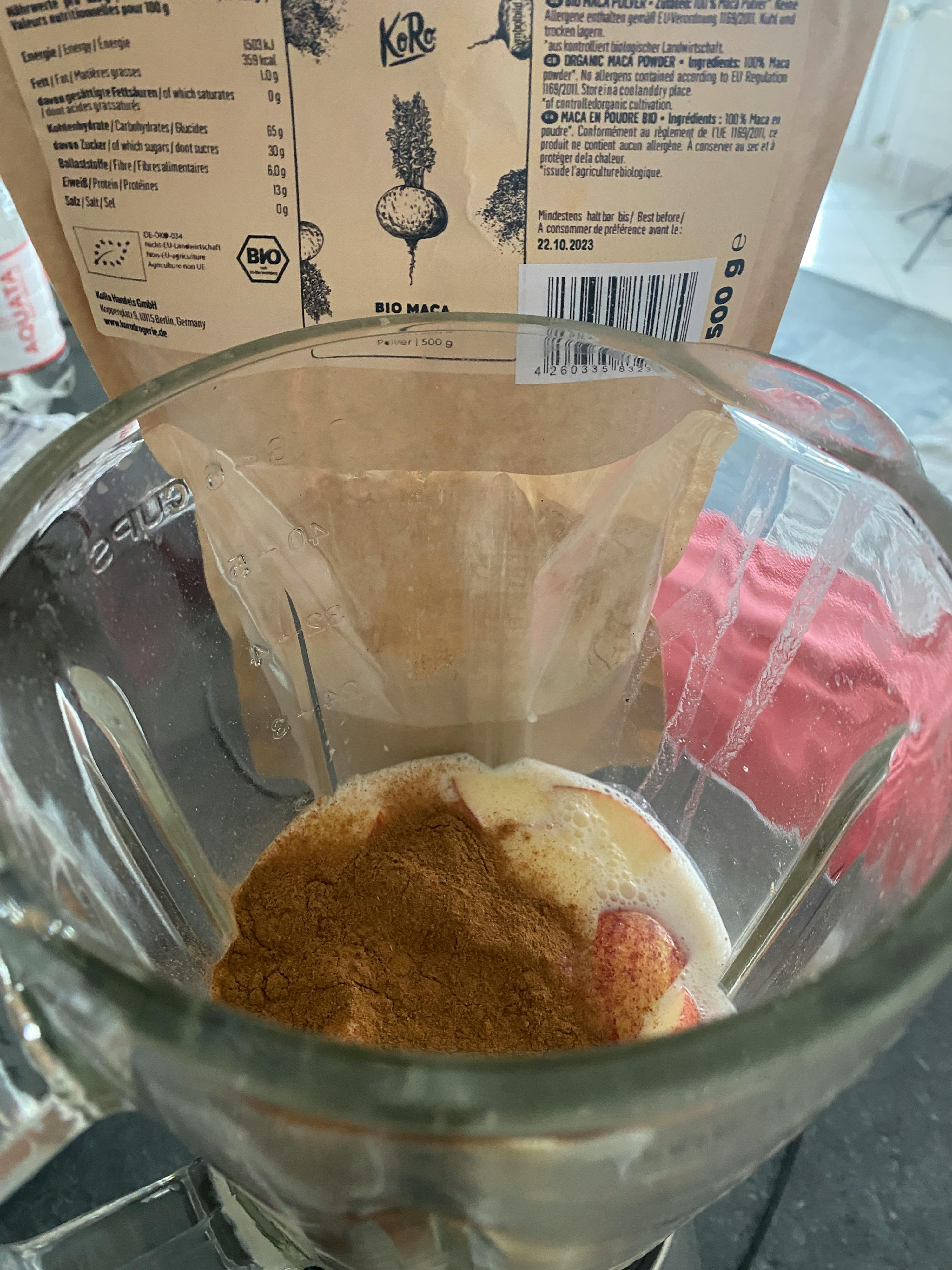 un frullatore con un sacchetto di bio maca in cima