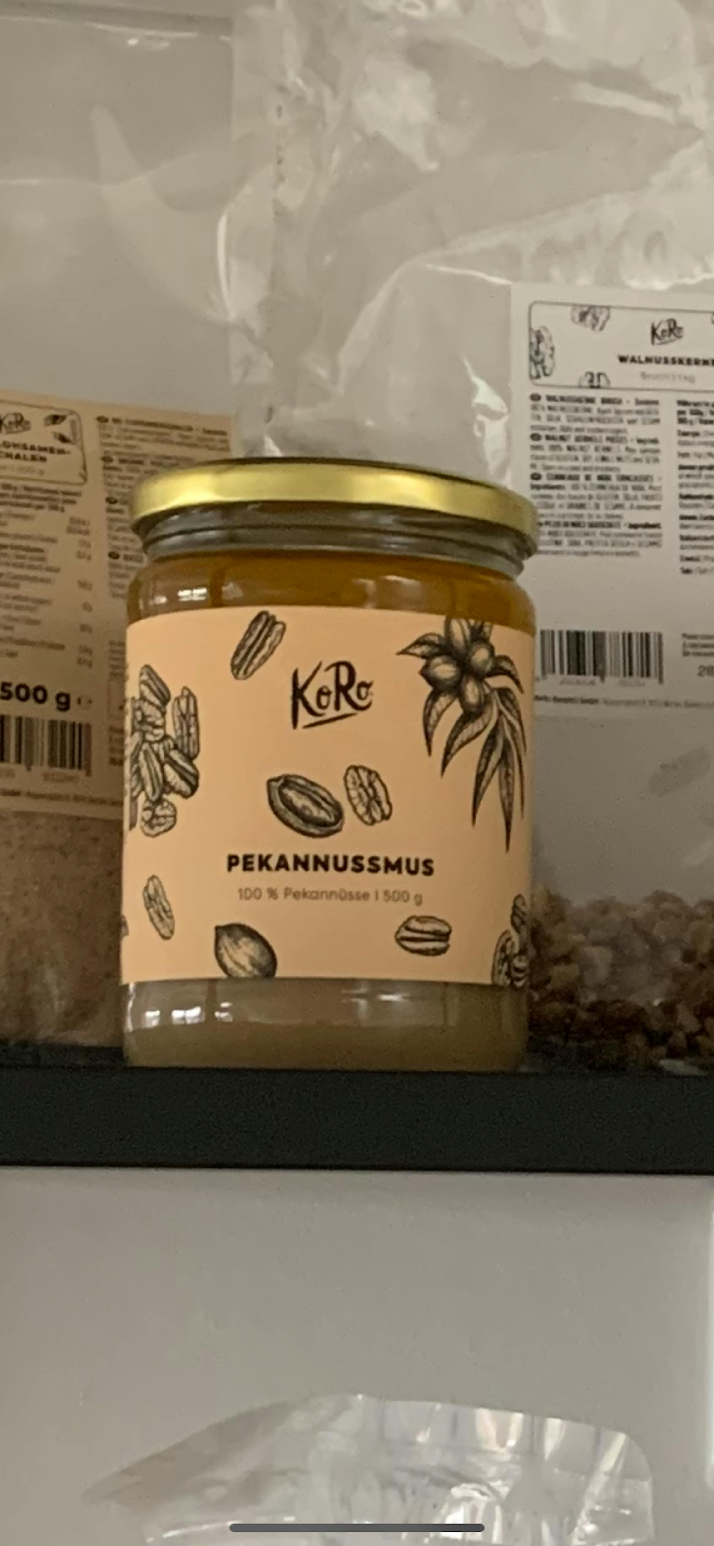 un bocal de pekannusmus est assis sur une étagère