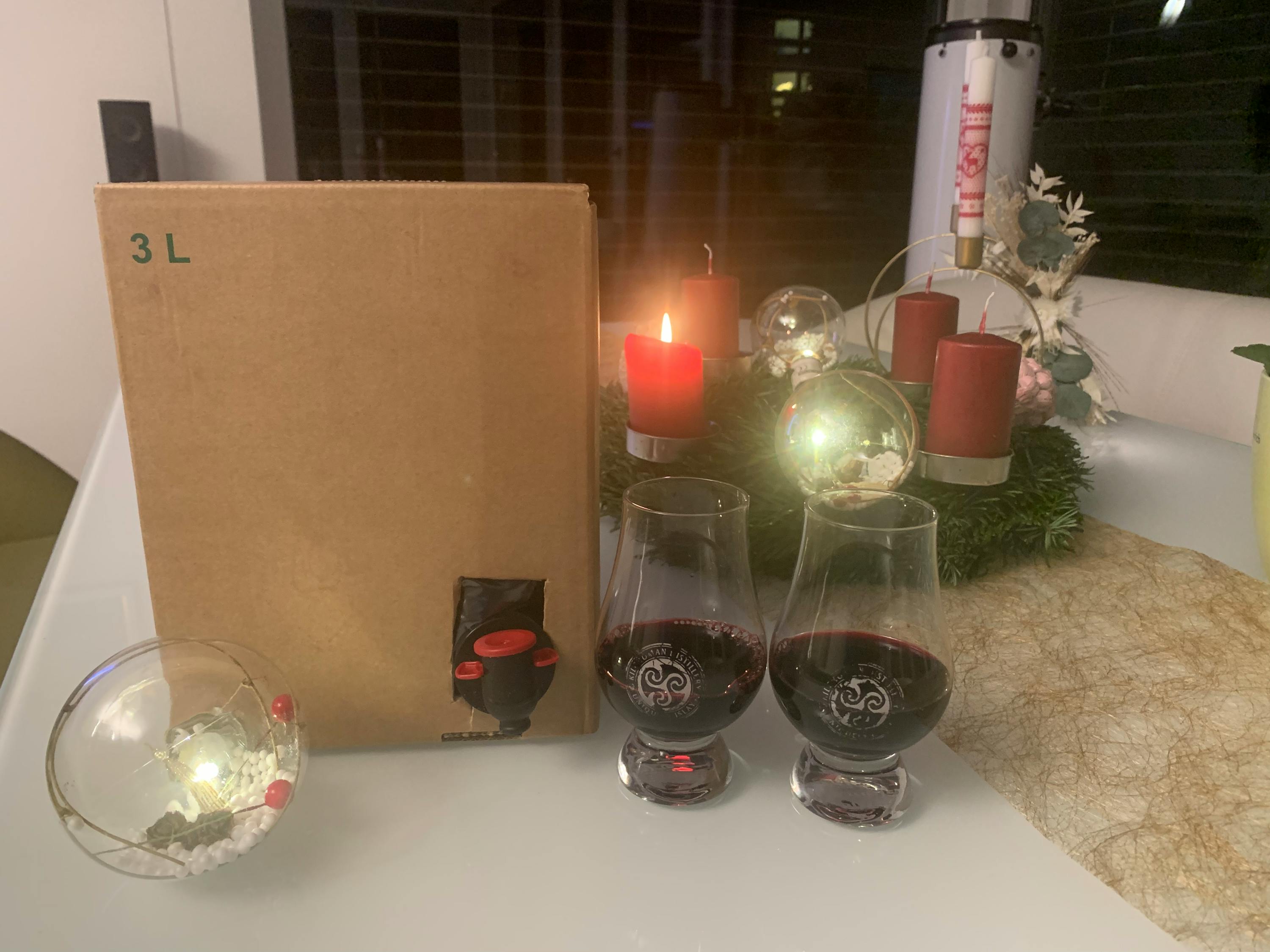 deux verres de vin sont posés à côté d' une boîte de vin de 3 litres