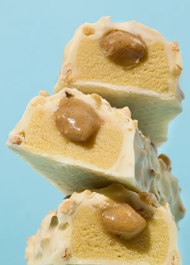 trois morceaux de gâteau sont empilés les uns sur les autres sur un fond bleu