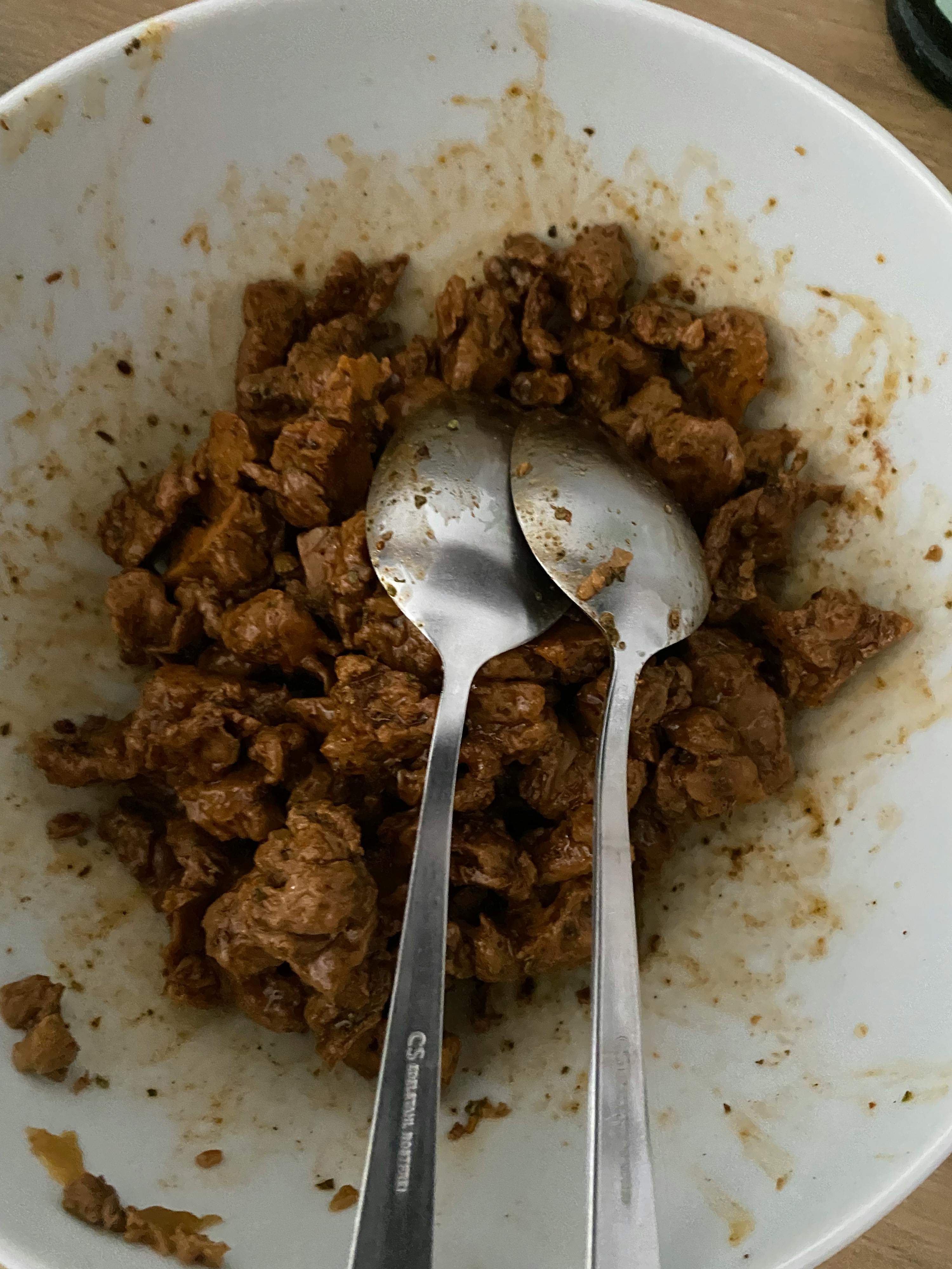 un piatto di cibo con due cucchiai e un cucchiaio in acciaio inossidabile