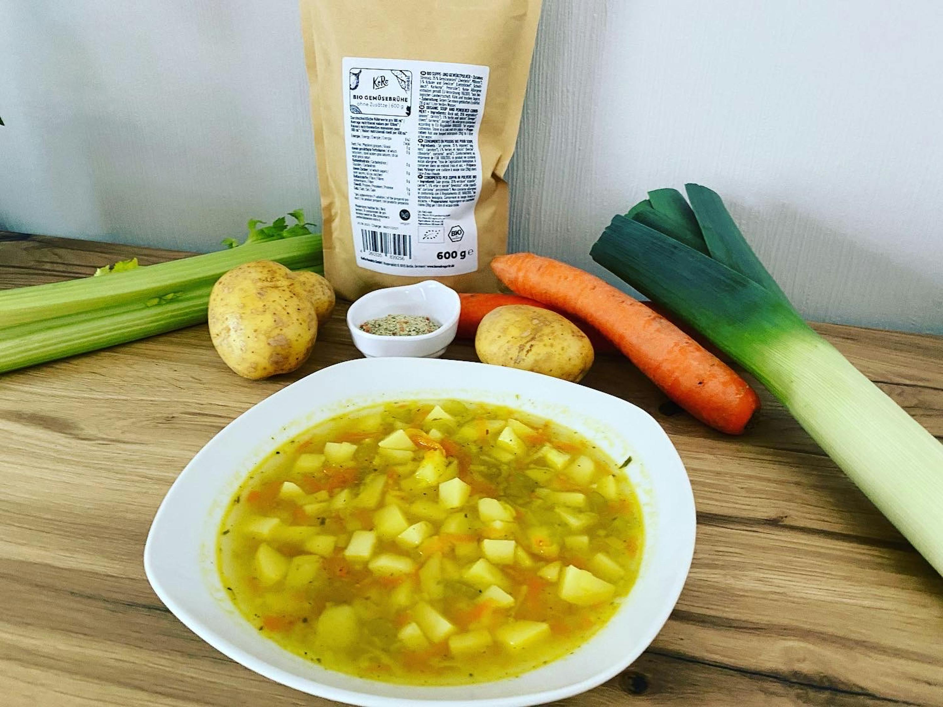 una ciotola di zuppa con patate , carote e sedano