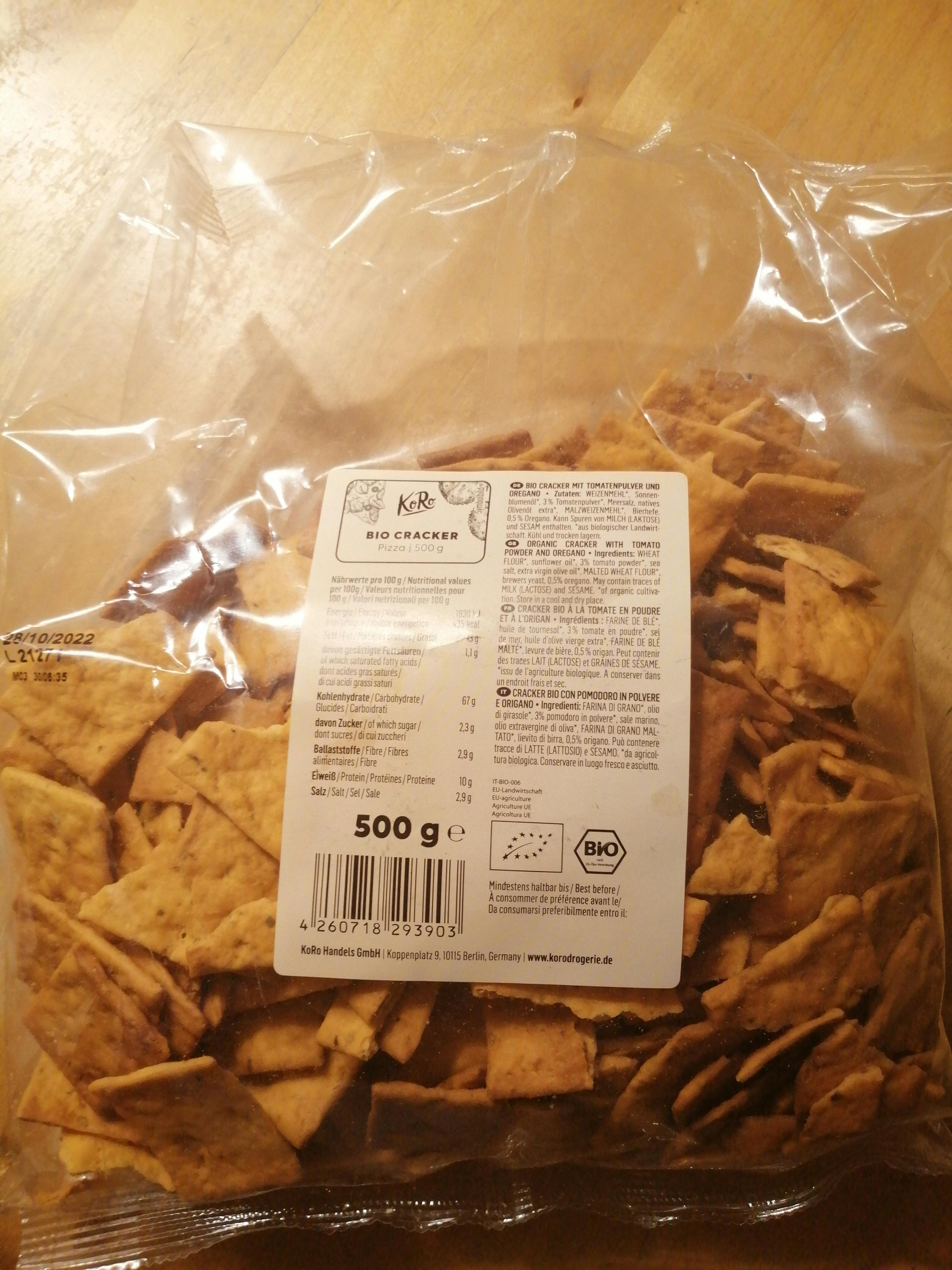 un sacchetto di cracker bio è su un tavolo di legno