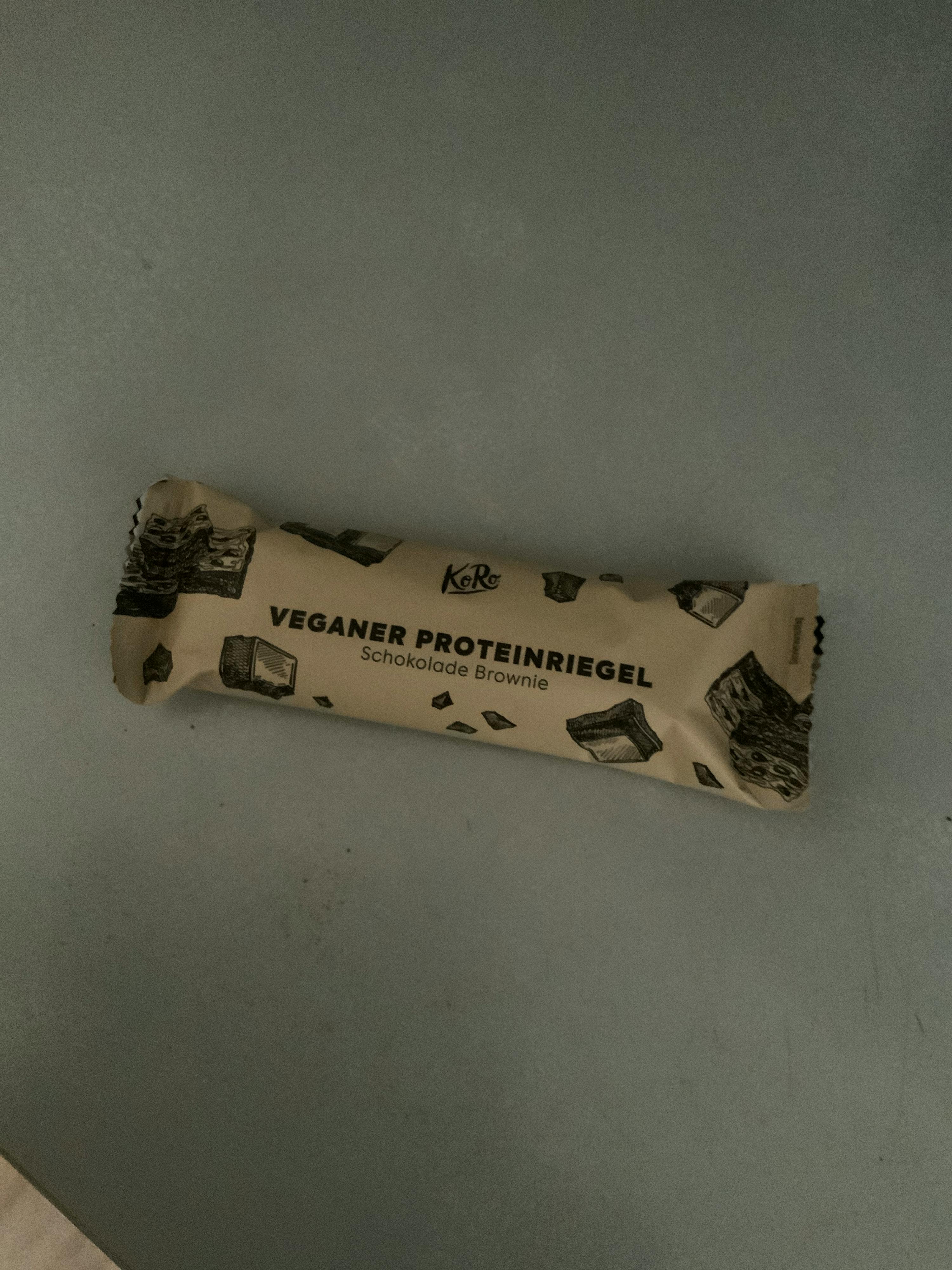 a bar of veganer proteinriegel chocolate brownie