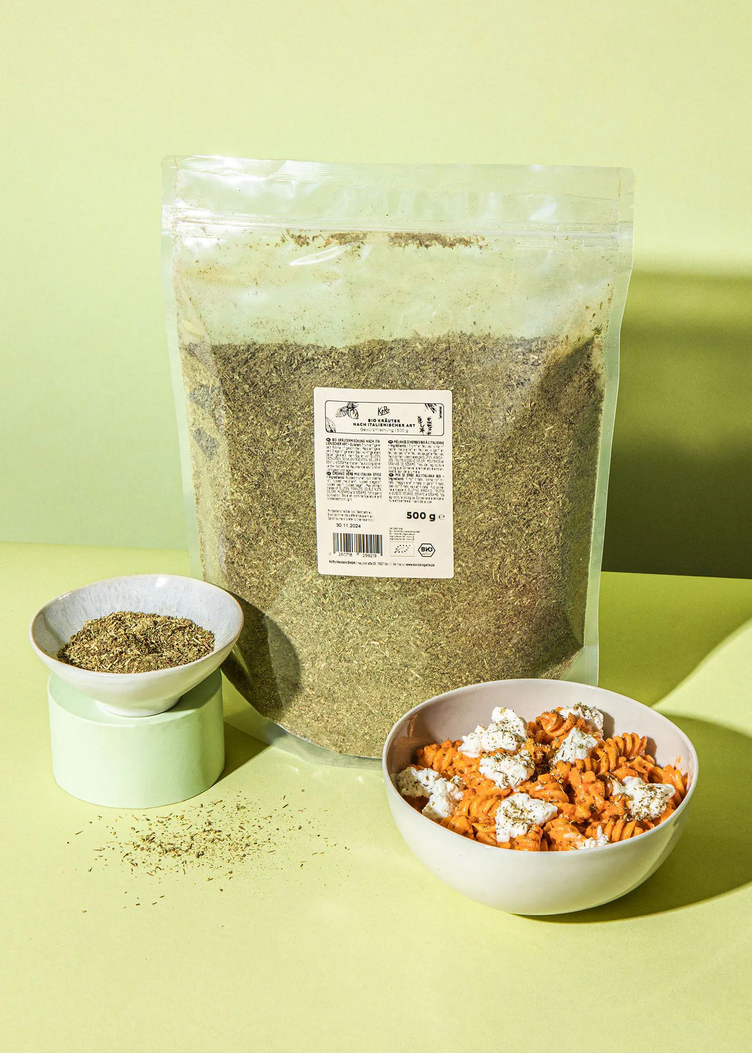 un sac de nourriture est assis sur une table à côté d' un bol de nourriture