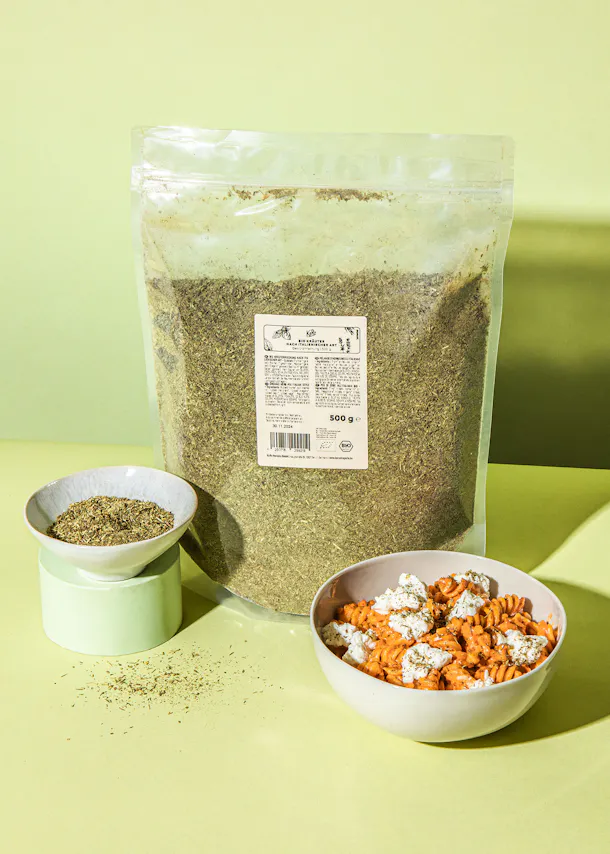 un sac de nourriture est assis sur une table à côté d' un bol de nourriture