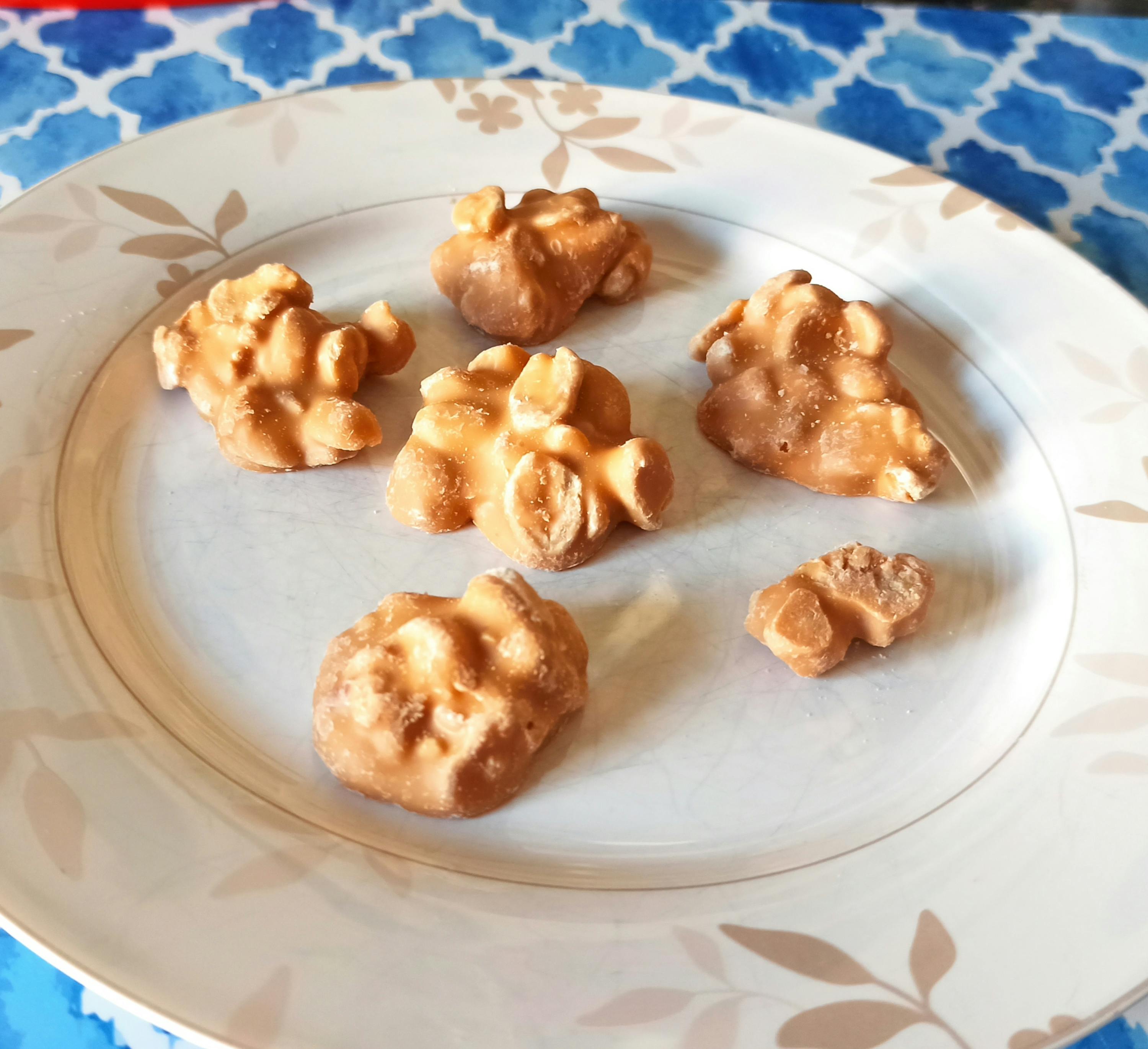 un piatto bianco con quattro pezzi di caramello