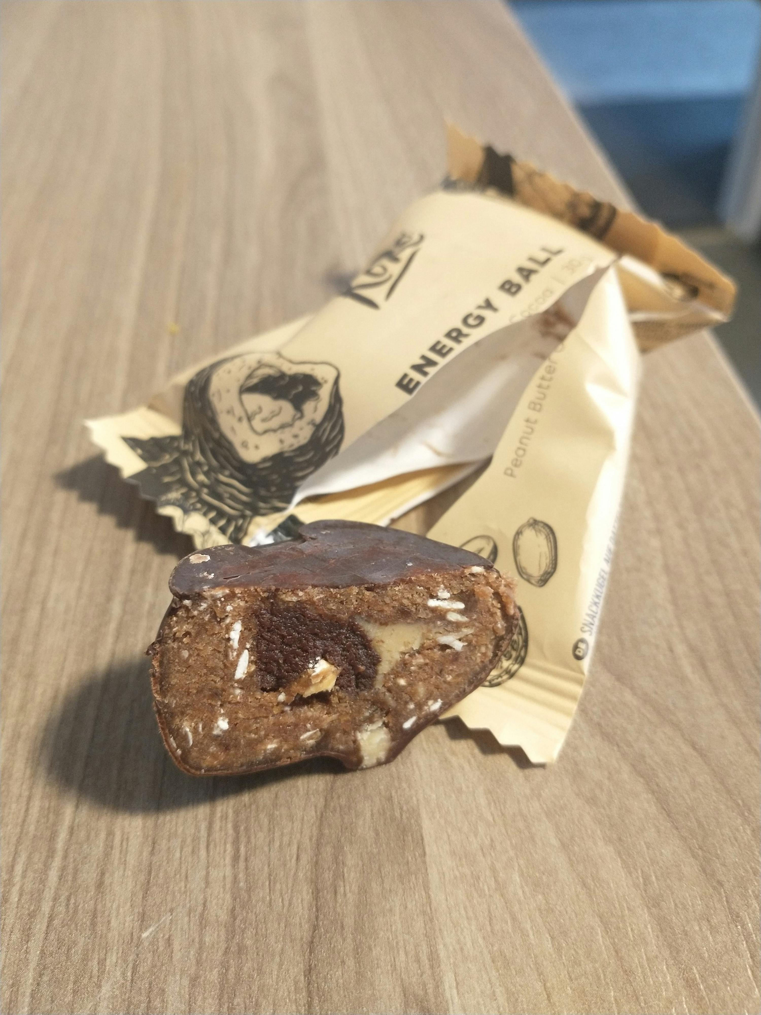 eine Nahaufnahme eines energieballs auf einem Tisch