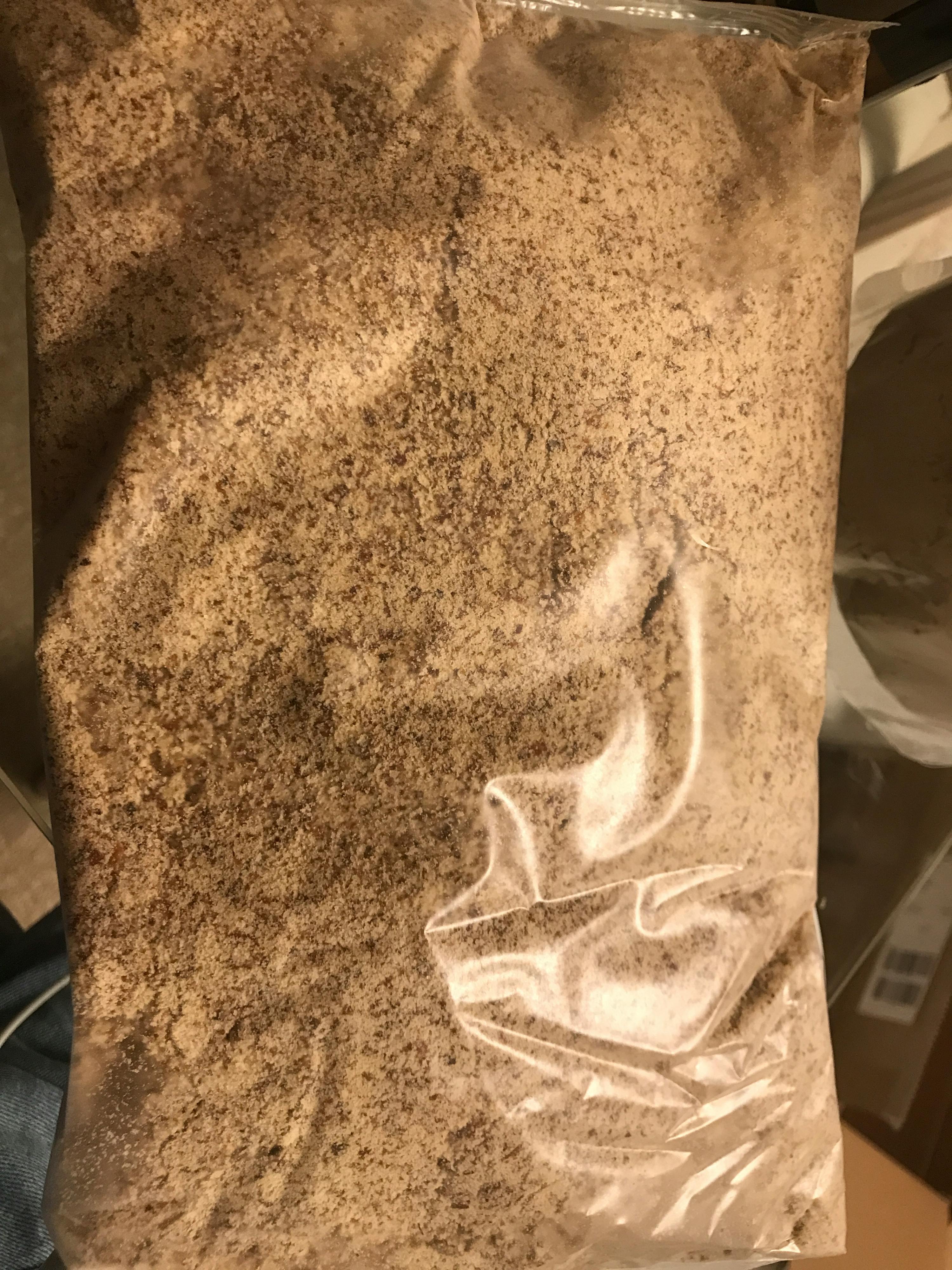 un sacchetto di polvere è seduto su un tavolo