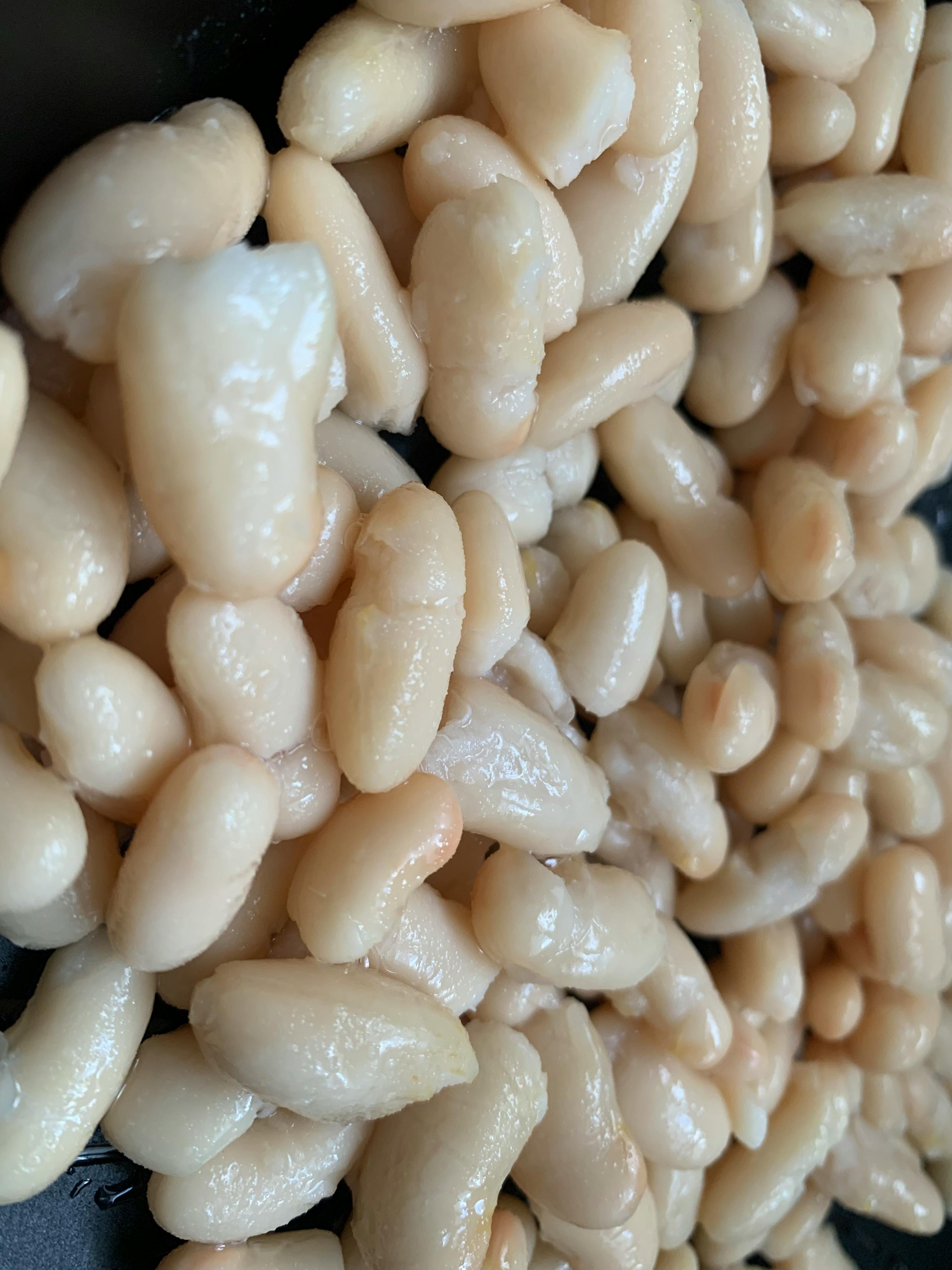 un mucchio di fagioli bianchi su un tavolo nero