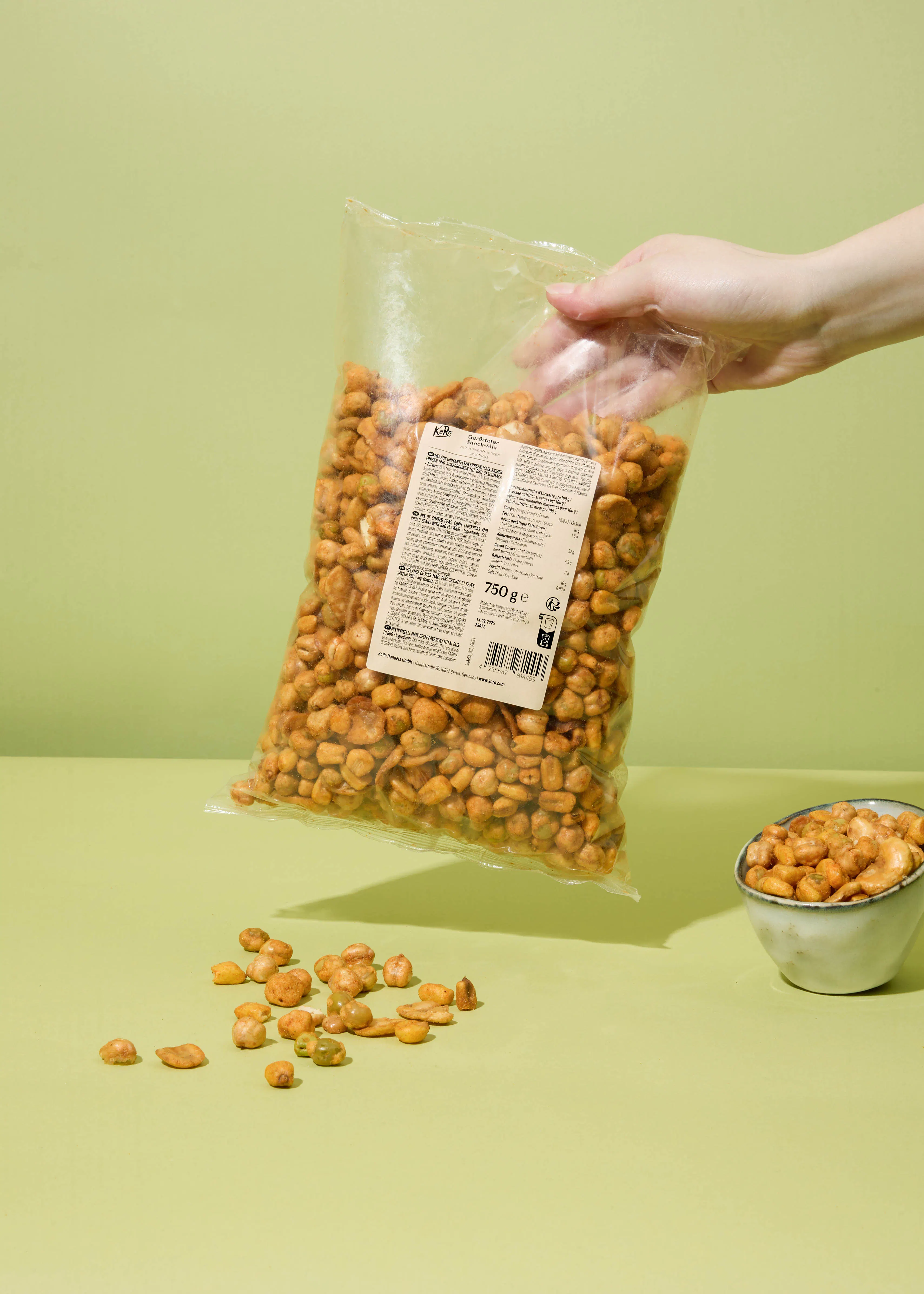 eine Person hält eine Tüte gerösteter Erdnüsse in der Hand