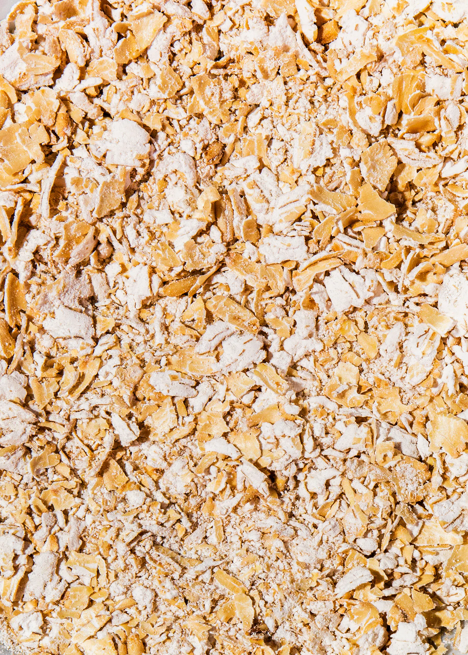 un gros plan d' une pile de flocons d' avoine