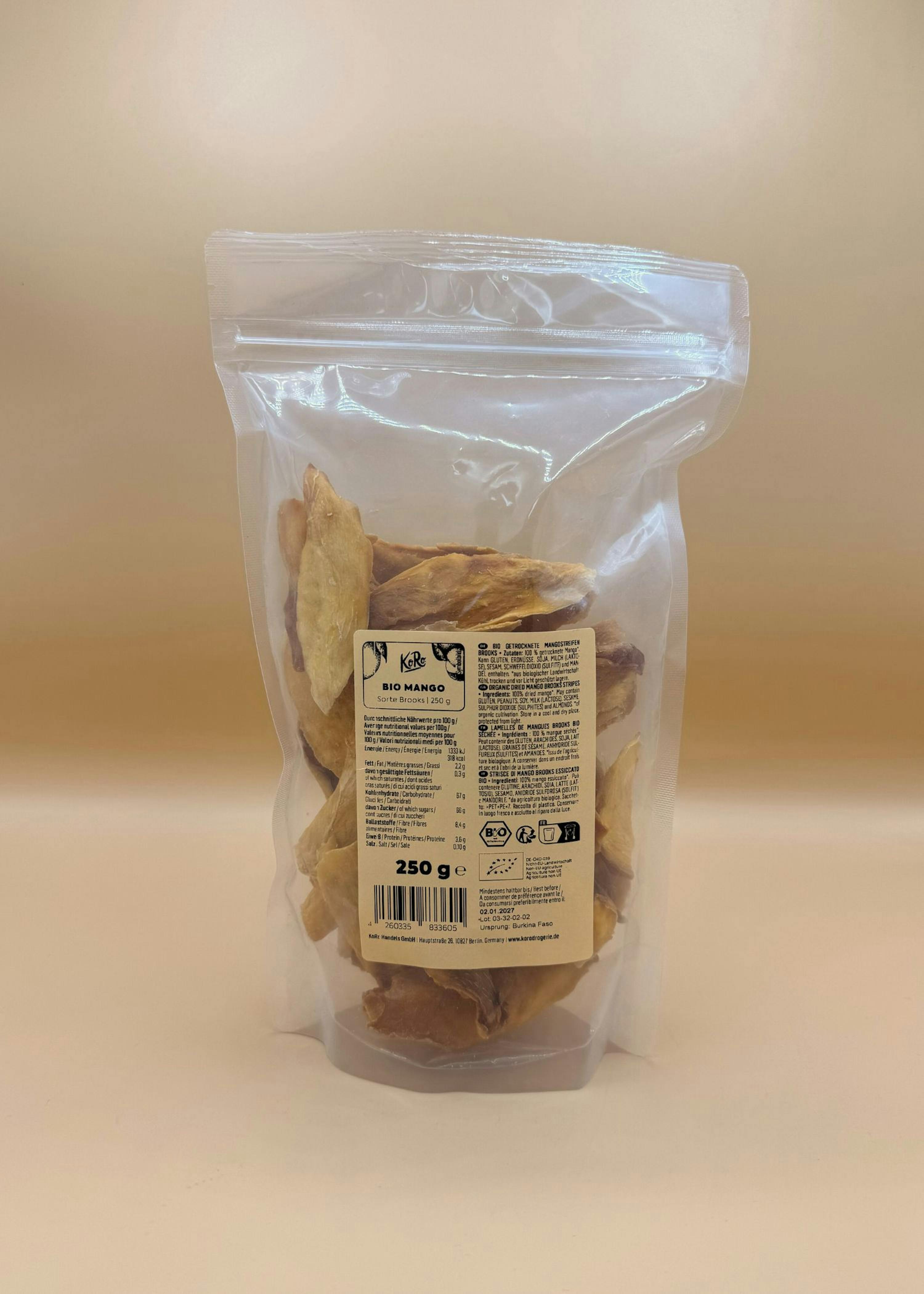 eine durchsichtige plastiktüte mit getrockneten mangoscheiben und einem etikett mit der aufschrift „bio mango“ und „250 g“.