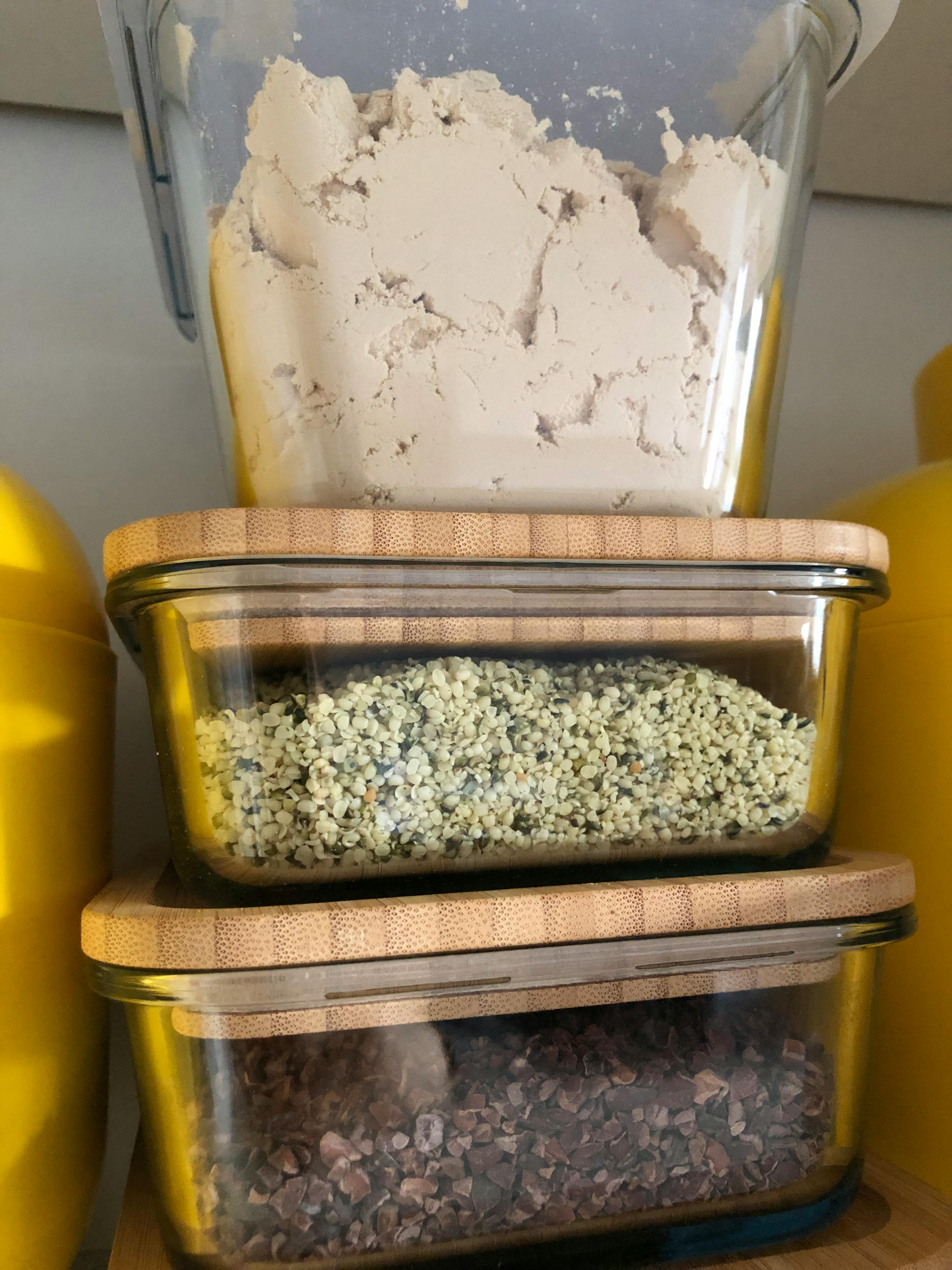 drei Glasgefäße mit verschiedenen Zutaten stehen nebeneinander