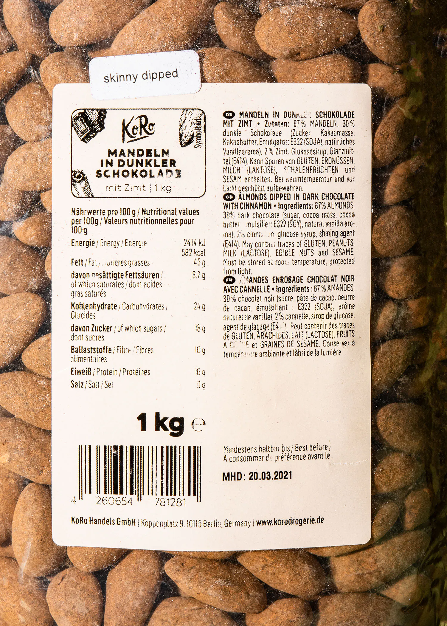 die Rückseite einer Packung mandeln in dunkler Schokolade