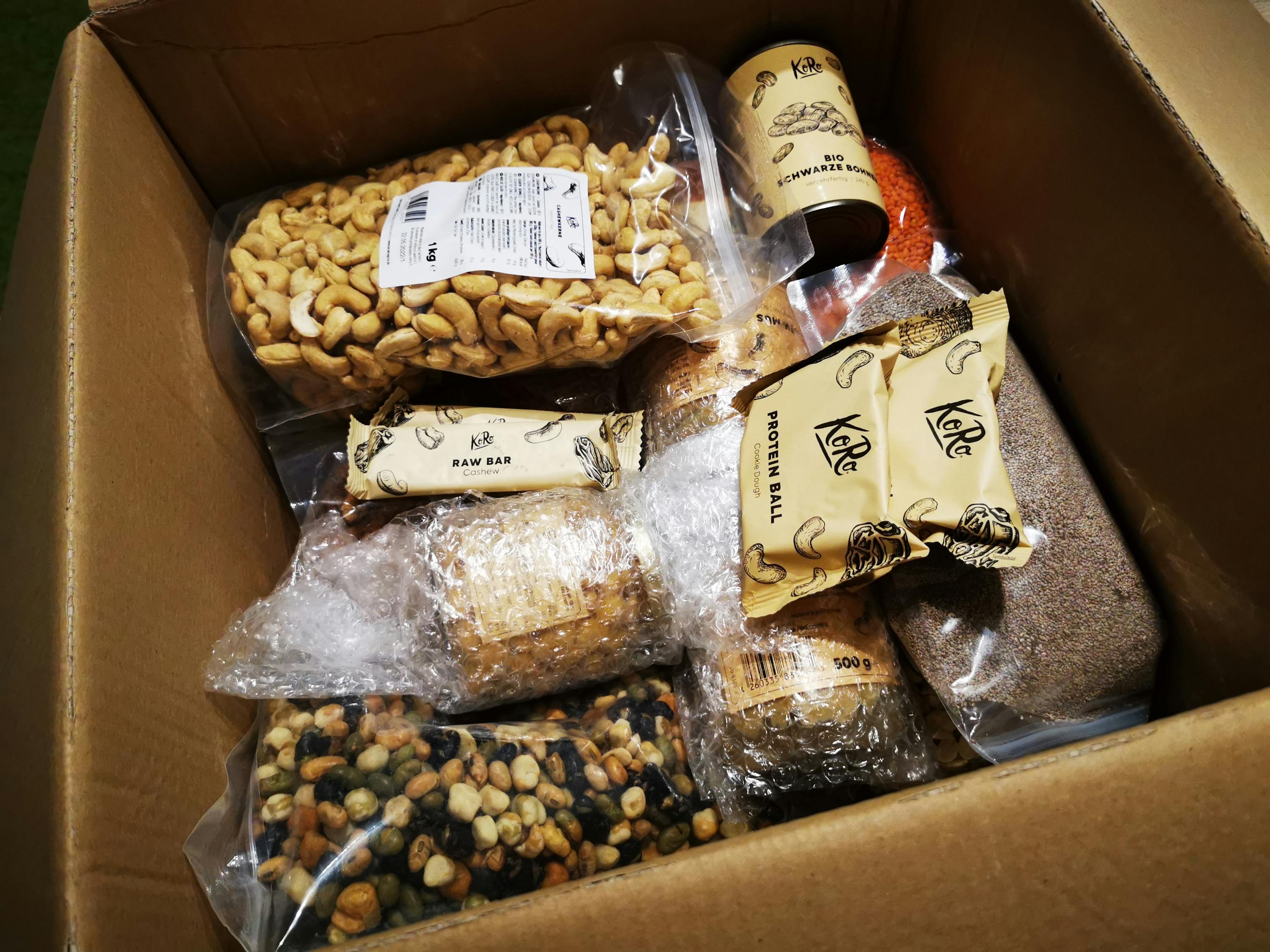 une boîte remplie de différents types de nourriture y compris une balle de protéines