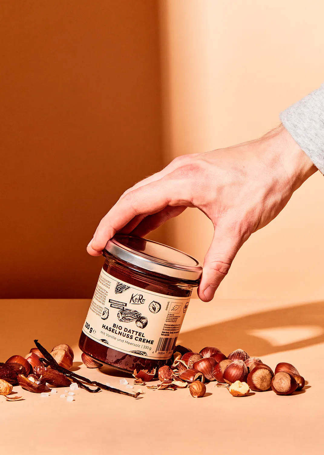 une personne tient un bocal de confiture d' hazelnut