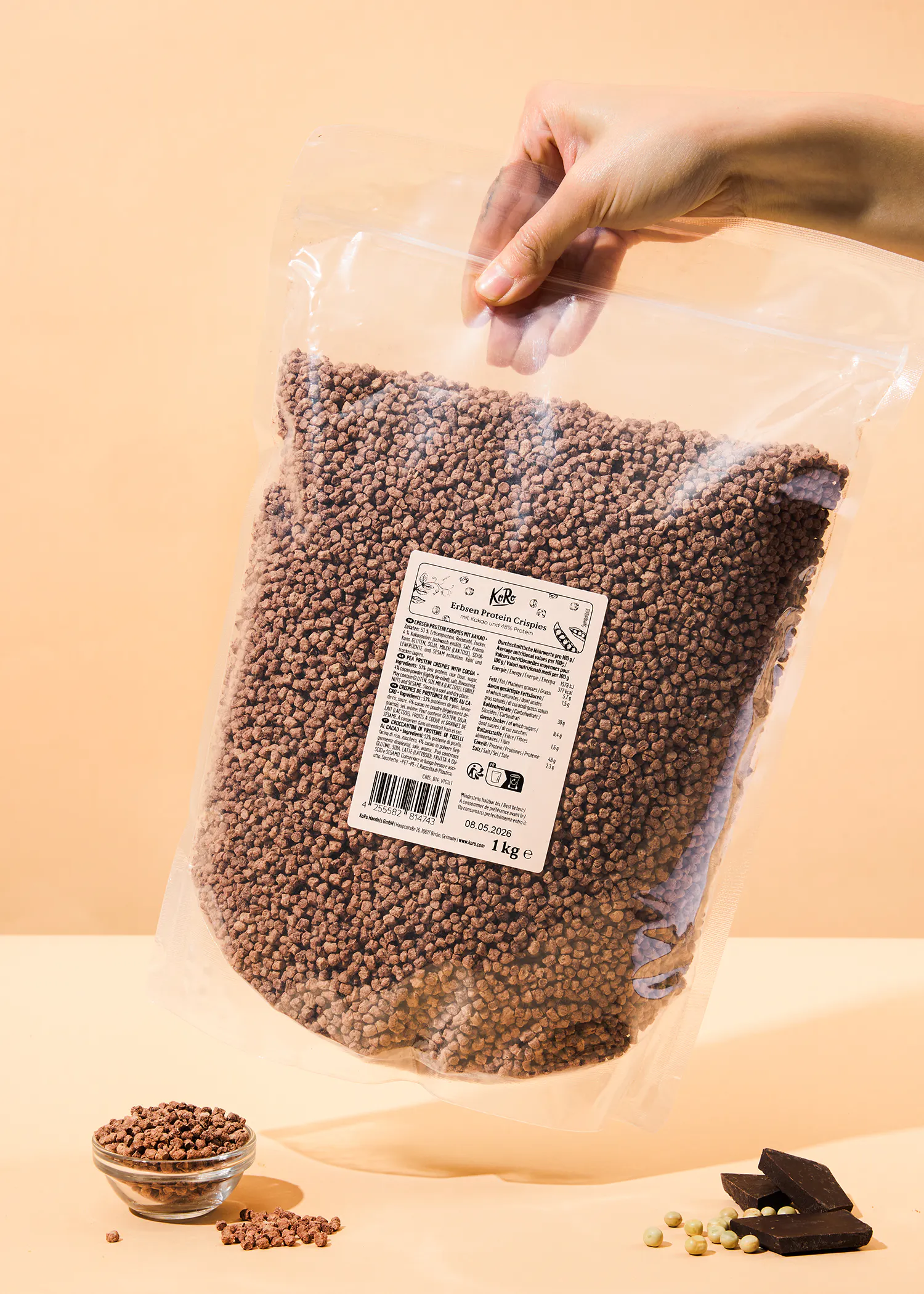 eine Person hält einen Plastikbeutel mit Schokoladen-Crunchies in der Hand