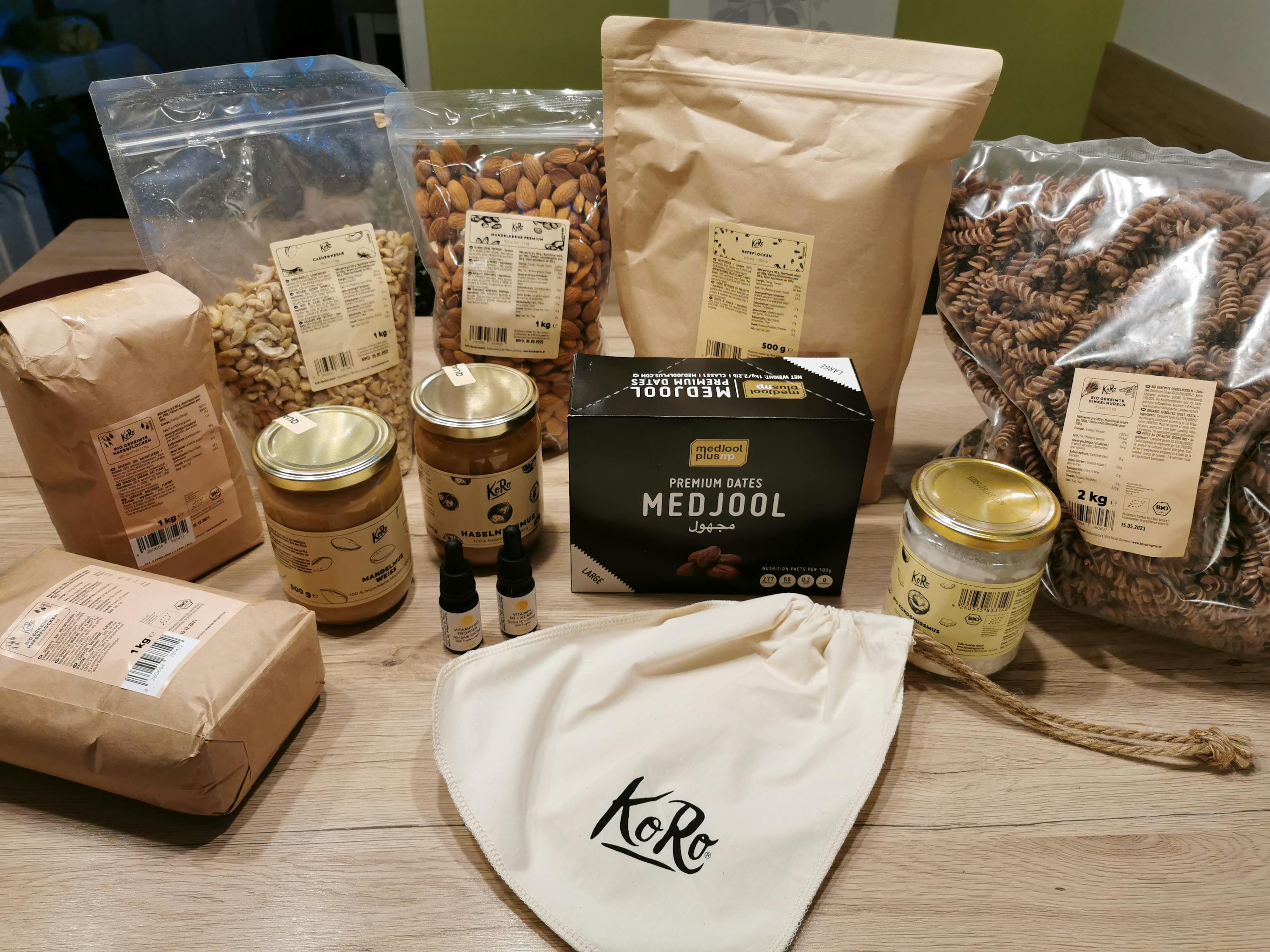 eine Auswahl an Lebensmitteln steht auf einem Holztisch