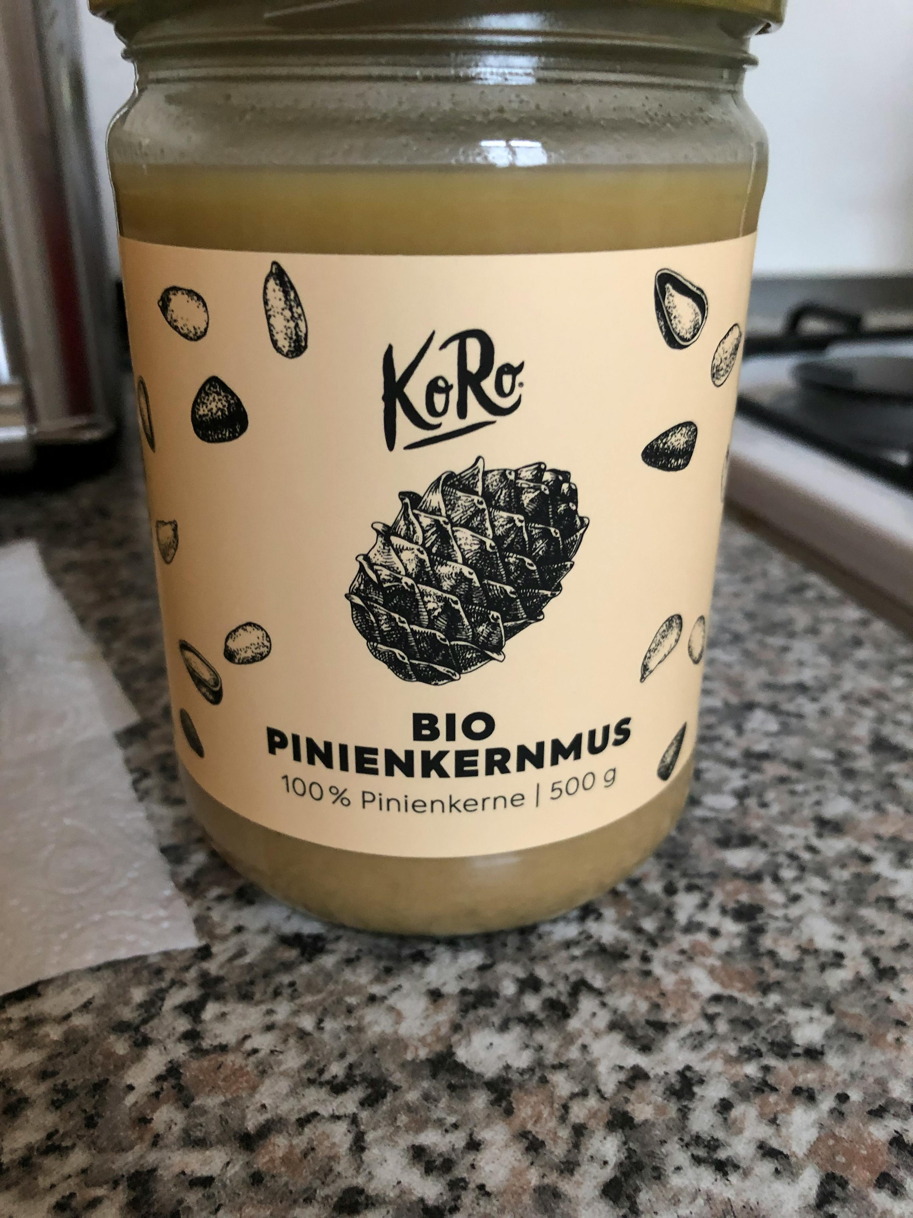 ein Glas bio Pinienkernenmus steht auf einem Tisch