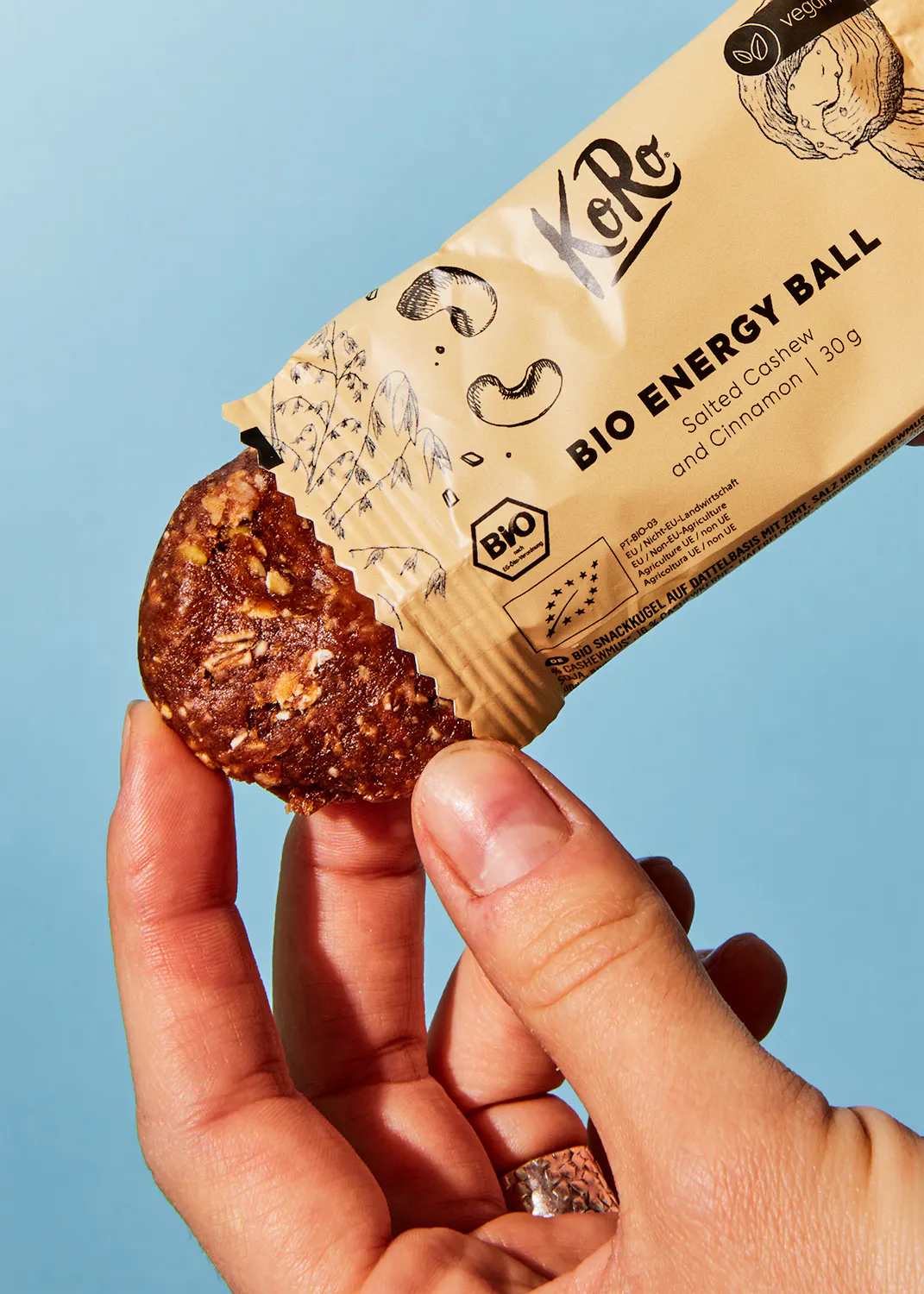 Eine Person hält eine Bio-Energiekugel in der Hand